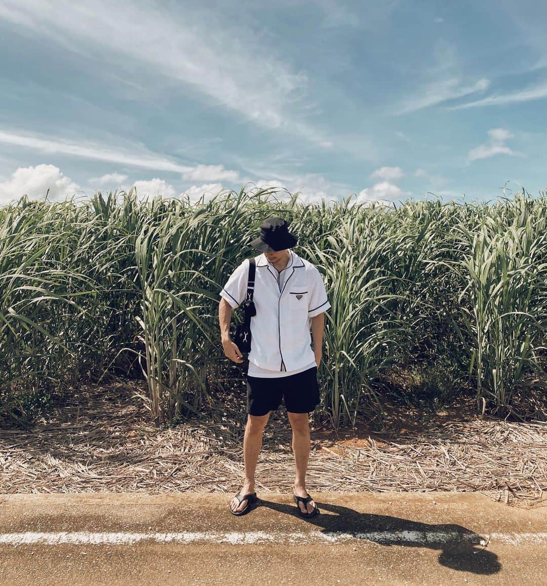 三浦大地さんのインスタグラム写真 - (三浦大地Instagram)「最近は何周かまわって、またPRADAが好き。  パイルのシャツとナイロンのショーツとショルダーはPRADA。  @prada #prada」7月5日 0時16分 - daichi_1127