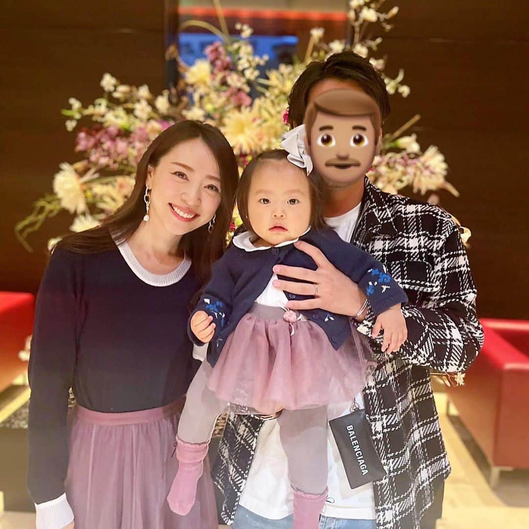 磯部奈央のインスタグラム：「1歳〜1歳半までの記録📝  遅れましたが… 先月で1歳半になりました👧🏻 もうすっかり最近は赤ちゃんではなく少女になりました🥺  この半年でできることもすごい変わったなぁ☺️  記録📝  ★1歳1ヶ月 ☑︎「もしもーし」と言ったら、耳にリモコンなどを当てて電話してるマネをするように。 ☑︎「こっちや！」「こっちか！」が口癖。 ☑︎隠れたあとに「ばぁ！」と出てくる。 ☑︎「いないいない」と言ったら「ばぁ！」と言う ☑︎歩き出した ☑︎ミルク卒業  ★1歳2ヶ月 ☑︎肘付きブーム。 ☑︎ボタンを押したがるように。 ☑︎しばらくひとりで歩けるようになったのが楽しそう。 ☑︎ピアスを付ける真似をする。 ☑︎外を眺めるのが好き  ★1歳3ヶ月 ☑︎「ワンワン」と言えるように。 ☑︎YouTubeのダンス動画を流しながら、マネして踊るようになった。 ☑︎最初は怖がってたけど、滑り台大好き ☑︎数字を見ると、「いち、に、さん、し、ご」と言う。 ☑︎積み木を4個くらい積める。 ☑︎「どー」と言って、モノを渡してくる。 ☑︎サポートされながら、階段の登り下りが大好き。 ☑︎チークを顔に塗りたくったチーク事件。 ☑︎「トントントントンひげ爺さん」の手遊び大好き。 ☑︎「えい！」と言って空手の突きをする。  ★1歳4ヶ月 ☑︎嫌なことには、首を振る（「おいで！」ってやったらだいたい首振られる笑） ☑︎ノンタン見てもネコちゃん見てもクマさん見ても、何見ても「ワンワン」と言う。 ☑︎少し小走りするようになった。 ☑︎掃除機かけるお手伝いをしようと真似する。 ☑︎ミニバイクに自ら乗るように。 ☑︎鏡の自分にチューする。 ☑︎滑り台、大好き  ★1歳5ヶ月 ☑︎朝起きるとまず靴下を履く私に、靴下を履かせる真似をしてくれるように。 ☑︎「もいもい」の絵本を読んだら「もいもい」と言う様に。 ☑︎ボタンを押すのが大好き ☑︎車のおもちゃ走らせたり、ミニバイク乗りながら「ブッブーブッブー」と言う ☑︎「おいしー！」と言いながら指を頬にあてる。特に、お水が好き。 ☑︎自分で食事を食べようとする  ★1歳6ヶ月 ☑︎私が赤ちゃんの頃から大事にしてるクマのぬいぐるみのチャーリーが大好き。「ターリー（チャーリー）🧸」と言う。（ママは言わないのに🙄） ☑︎RSウイルスにかかる ☑︎自撮りする時、舌を出す👅 ☑︎ボールを拾ってくる遊びをするように ☑︎食べたくない食べ物をポイポイ落とすように ☑︎ギャン泣きしてたブランコが乗れるように  毎日、愛おしい時間をありがとう🤍  #娘記録 #1歳半 #成長記録」