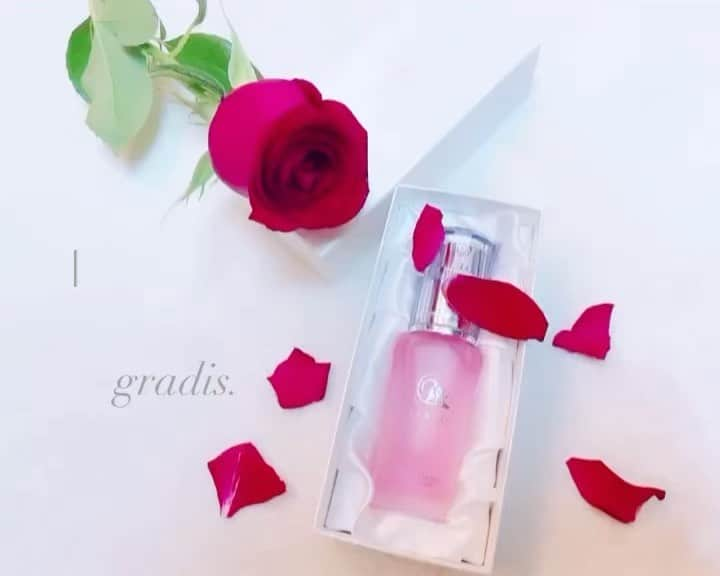 安藤志穂美のインスタグラム：「完全植物性🌱 Rose美容液【gradis】本日発売しました！✨ ⁡ ⁡ 有難いことに発売前から、 メディアなどでの放送や雑誌などに記載をして頂きまして、 植物幹細胞美容液部門で１位を獲得しました👑 ⁡ ⁡ 初回割引き限定3000本となっておりますのでお早めに😌 ⁡ ⁡ 植物幹細胞には高い抗酸化作用、保湿効果が期待でき、アレルギーの作用が少ない利点があります🌹 ⁡ 動物実験もしておりませんので、ヴィーガンの方でも安心してお使い頂けます！ もちろん男性の方もお試しください✩︎⡱ ⁡ ⁡ 私のプロフィールリンクから購入できます。 この売り上げの一部は、動物達のために寄付させていただきます☺️  @__gradis   #美容液 #vegan #植物性 #スキンケア #発売 #skincare #rose  #エッセンス #essence #乾燥肌  #混合肌 #beauty」