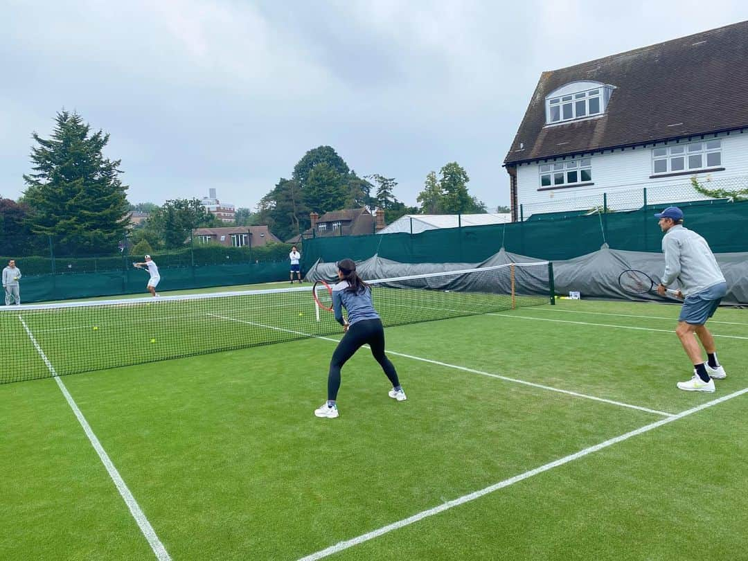 日比野菜緒さんのインスタグラム写真 - (日比野菜緒Instagram)「Thank YOU 🤍💚 @wimbledon   会場に足を運んでくださって、数ある試合の中で私の試合を観に来てくださってありがとうございます！  時差があるのにテレビを通して応援してくださってありがとうございます！  大会、選手、お客さん、どれか一つでも欠けたらこれほど素晴らしい大会にはならない…ここに関わってくださる全ての人に感謝をして、また戻って来られるように頑張ります😉🍓  (2枚目の写真はおまけです。コートがなくて困っていた私を練習に誘ってくれたんです😭)」7月5日 2時16分 - naohibino_1128