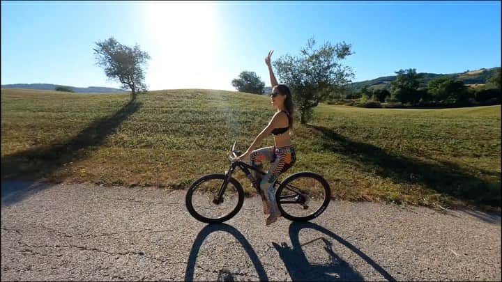 Alexandra M Rodriguezのインスタグラム：「When in Tuscany 🌳🚴🍇 #earlymorning #dreamdestination #tuscany  @contentcreator.team」