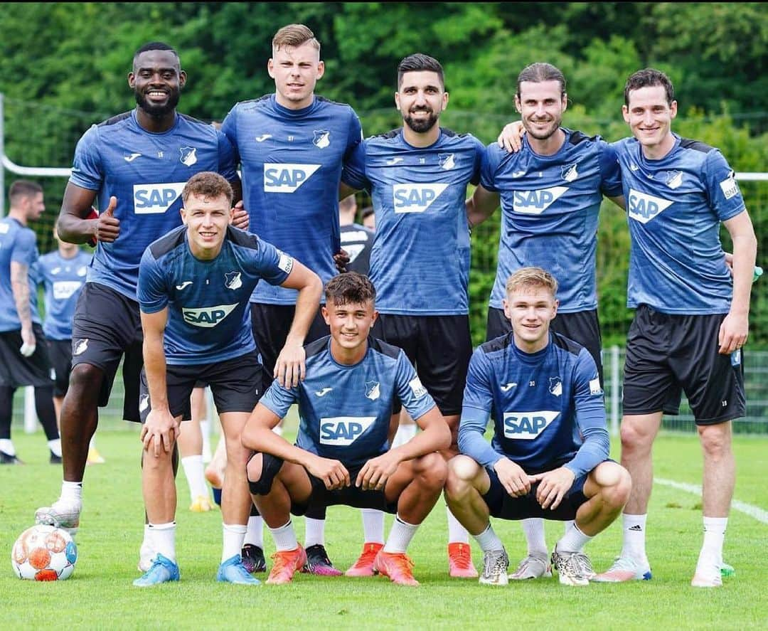 セバスティアン・ルディのインスタグラム：「Erstes Training, erster Sieg 😎#winningteam ⚽️」