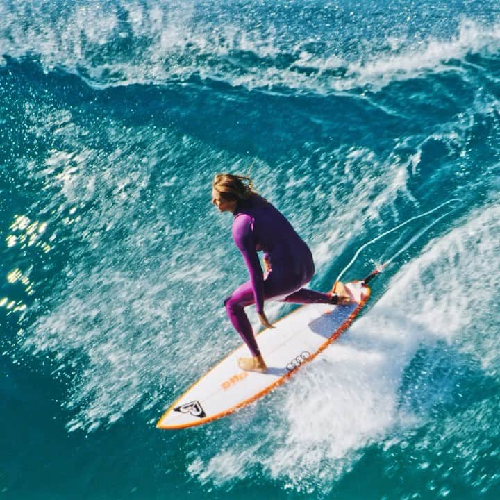 ステファニー・ギルモアのインスタグラム：「Surfing 💜  Link in bio 🐬 @danscotttt  @avawar」