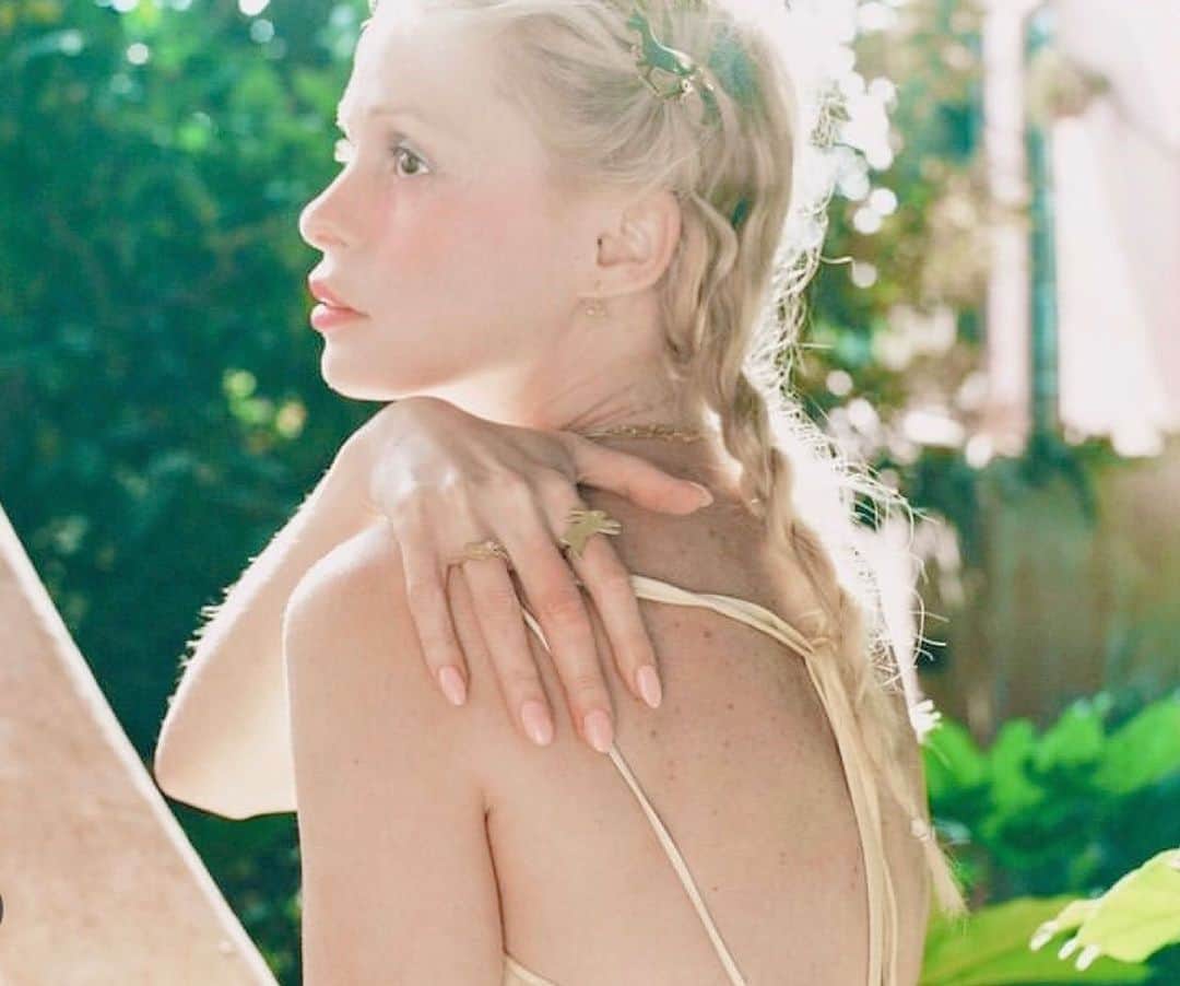 ペティート・メラーのインスタグラム：「#Summer 🐰 & 🐎 jewelry by loveliest @kristin.ohmstede style @jaxltrevizo」