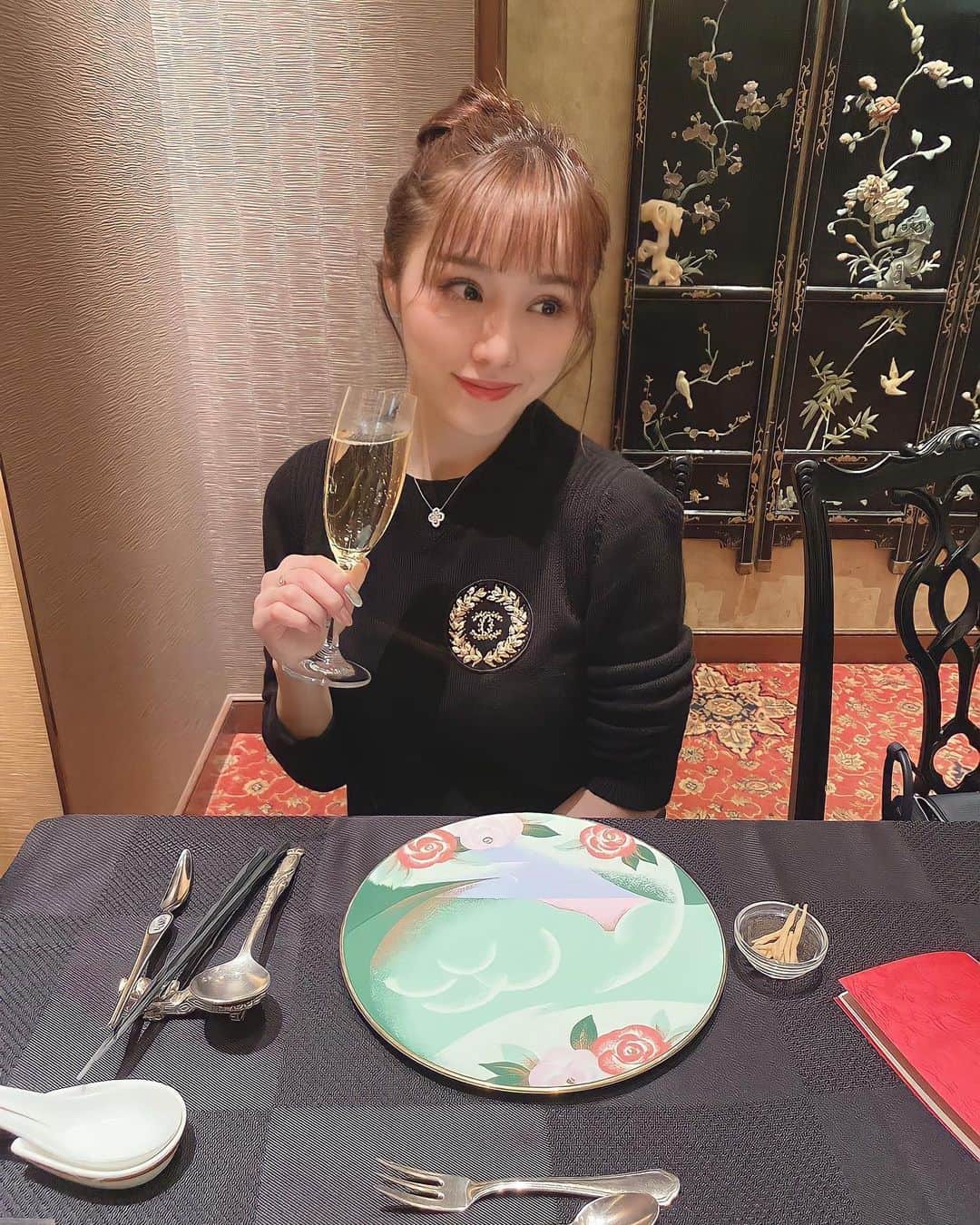 石田安奈のインスタグラム：「またまた時差投稿💖😂  いつも写真撮るだけ撮って投稿遅れる🥺 シャンパンとか飲んじゃってるこの時〜😂 最近は全く飲まないからたまには飲みたいよね〜🍾🥺💖  #dinner#chanel #芦屋#芦屋ベイコート倶楽部 #中華#シャンパン」