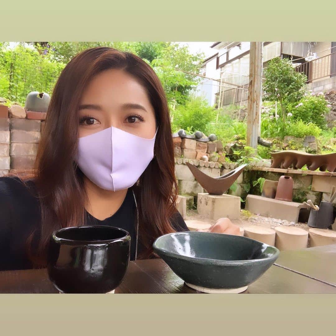 葛巻佳那のインスタグラム：「は〜い👋🏼 ４月に瀬戸で陶芸をしたものが焼き上がったので 受け取りに行ってきました🍵 よく見ると波打ってたりバランスも違ったりするけど😂 これも含めていい風合いって事で大満足😙 お皿にお料理盛るのが楽しみだな〜🥗  #このグラスでは #氷を入れて #焼酎でも飲もうかな　 #陶芸体験  #焼き上がりました #瀬戸焼」