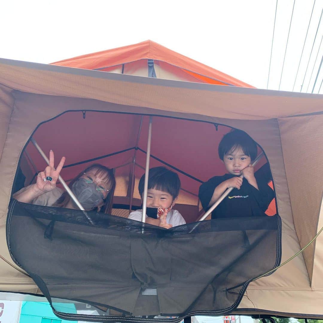 漆山亨さんのインスタグラム写真 - (漆山亨Instagram)「いつもお世話になってる車屋さん‼️  車の上のテントで大人1、子供2、がはしゃいでる😬😬」7月5日 15時16分 - to_rupapa