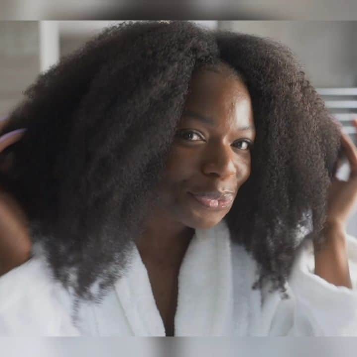アシャ・フィリップのインスタグラム：「Starting my week with....More Curls. More Coils. More Asha. 🖤💖  Loved teaming up with @rukahair to capture what it's like to get ready with moi 😘✨ as part of the #moreyou series  Ladies, @rukahair is a black hair brand that understands what their community needs and is built to serve just that....so if you've not checked out the full RUKA hair range then you need too... I'm in love with everything 💖  #RUKAHAIR #GRWM #getreadywithme #curls #coils #blackhair #blackgirlmagic #beauty #hair #makeup #ootd #athletelife #olympian #ad」