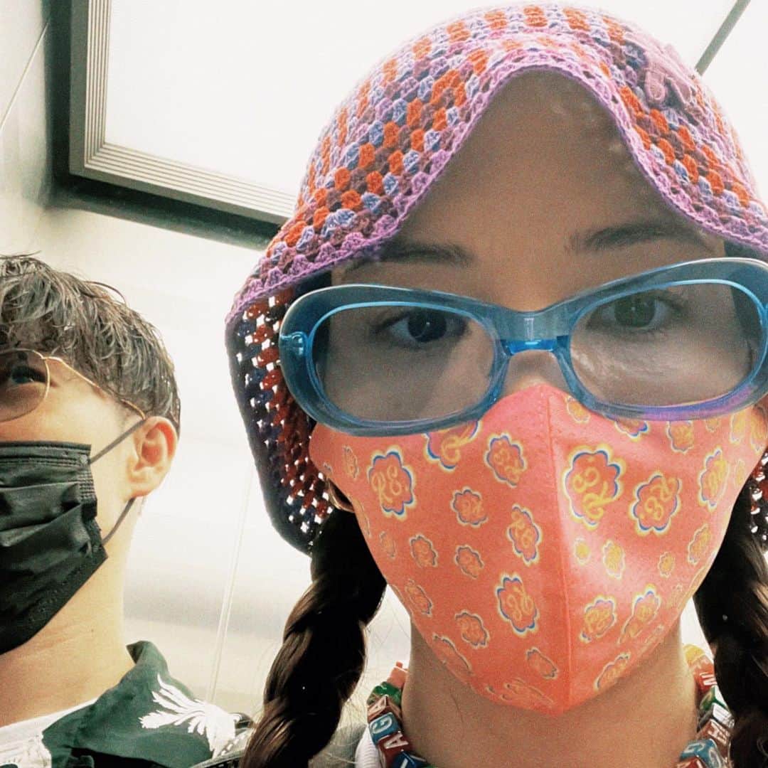仲里依紗のインスタグラム：「こないだ、サングラスもマスクもして顔が全く出てない状態なのに、仲里依紗さんですよね❣️ってガソリンスタンドで言われたよ🙂なんでわかるの？ねぇなんでなの？？  🕶🦋@ambush_official✖️ @gentlemonster   😷💕 @re._oyoufukuyasan_   #🕶 #見切れてる人 #🦊だと思う」