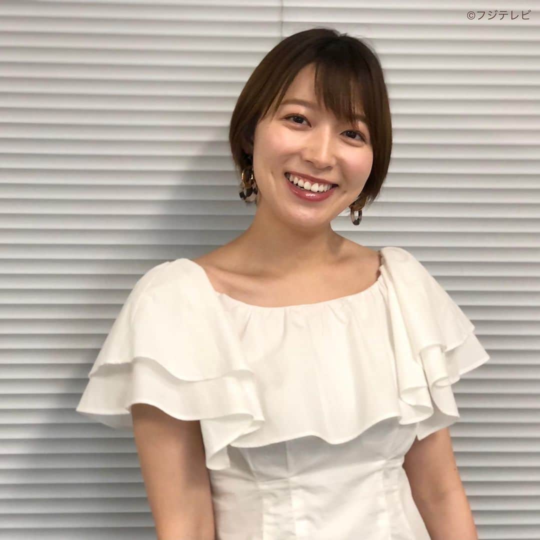 のインスタグラム：「7月5日(月)  ファッション雑誌CanCamとコラボした お天気コーナー「きょう何着て行く？」 阿部華也子の毎日のコーデを紹介♪  【きょうのコーデ】 ブラウス→#AndCouture ８６９０円 パンツ→#ViS ３１９０円（Web限定） 靴→#銀座かねまつ ２万６８００円 ピアス→#バナナリパブリック ５４９０円  【コーデのポイント】 デコルテのボリュームフリルが目を引くブラウスで 華やかさたっぷりに💐 背中には華奢なリボンがついていて 後ろ姿まで素敵に見せてくれます💁🏻‍♀️✨ ブラウスの存在感を引き立てるため ボトムは細身シルエットが好バランス💃 カラーパンツならHAPPYムードも高まります🙌💕  #めざましテレビ #きょう何着て行く？ #阿部華也子 #今日のコーデ#コーデ#CanCam #今日のファッション#ootd #きょう何着て行く？は月〜金朝6時22分ごろ放送📺 #スタイリストたなべさおり」