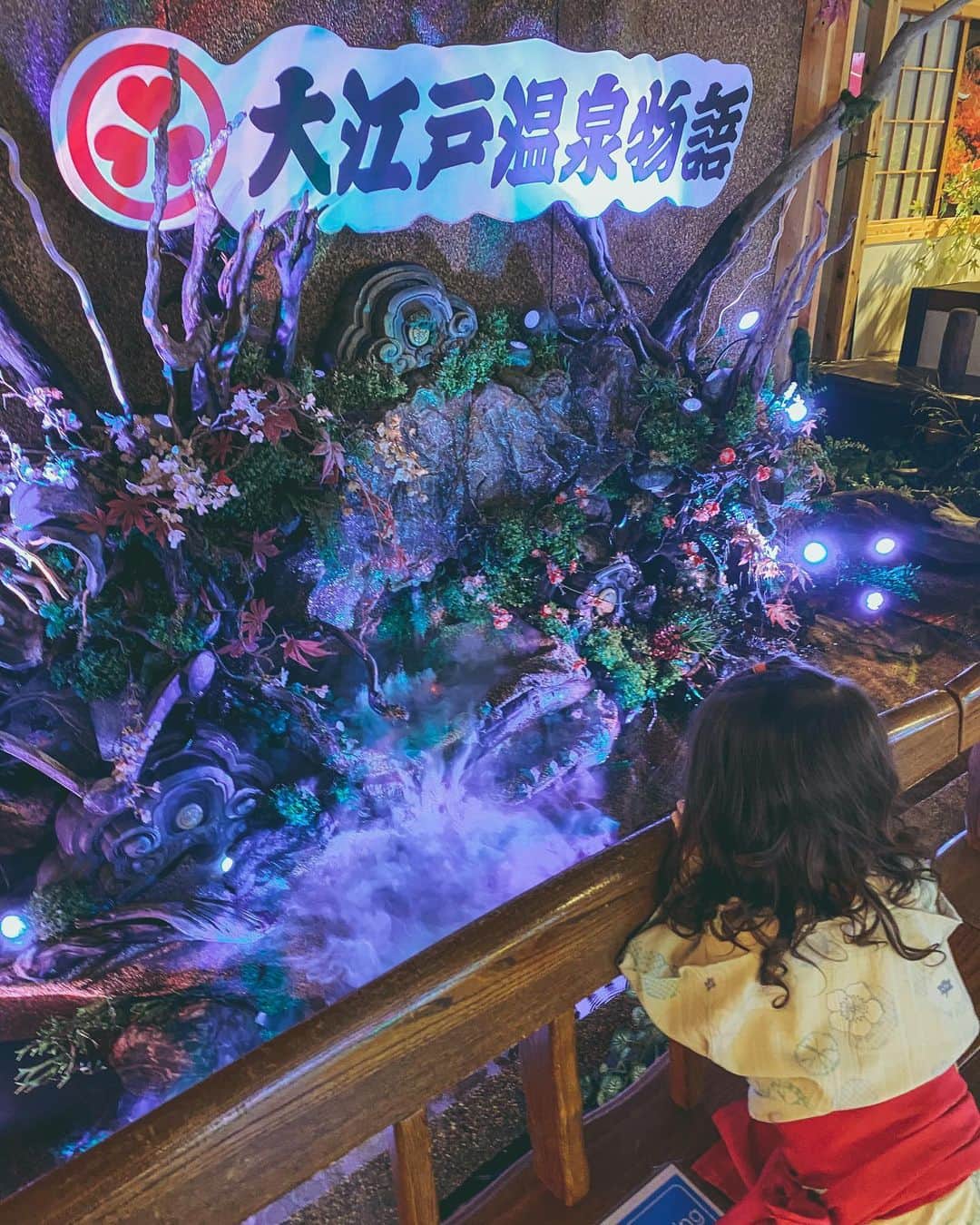 菊井彰子さんのインスタグラム写真 - (菊井彰子Instagram)「・ 【お台場大江戸温泉物語♨️】 9月に閉館するということで行ってきました。 ・ 東京に来て15年以上経っているのに何気に初めての大江戸温泉なの。 ・ お祭りの縁日や屋台風のフードコートや足湯やひっろーい大浴場など、子供が楽しめる要素100点満点💯  浴衣に着替えるのもいくつになってもなんだか楽しいねぇ👘 ・ 娘は相当楽しかったみたいで館内ずーっと走り回っていたよ🏃‍♀️💨 ・ なかなかオムツが取れていない子供とぷらっと一緒に行ける温泉は少ない‥。 ・ こんな素敵な場所、なくならないでぇー😭と初めて来たくせに思いました🙏  借地権かぁ、、、仕方ないのかぁ🥲  9/5で閉店しちゃうみたいだよ〰♨️ ・ ・ ・ #お台場 #大江戸温泉物語 #大江戸温泉 #お台場大江戸温泉物語 #子供浴衣　#浴衣　#ooedoonsen #ooedoonsenmonogatari  ・ ・ ・ #japantravel #子連れ温泉 #子連れお風呂 #子連れスポット東京 #1歳10ヶ月　 #1歳10ヶ月女の子  #女の子のママ #女の子ママ 　#成長記録　#育児記録　 #コドモノ #ママリ #ベビライフ　 #ベビメモリ  #ベビスタグラム #ベビフル　 #女の子コーデ　#赤ちゃんとママ  #ママモデル　#公式たまひよグラマー #公式39grammer #サンキュ25周年専属読者モデル」7月5日 7時37分 - yanakiku_kiku