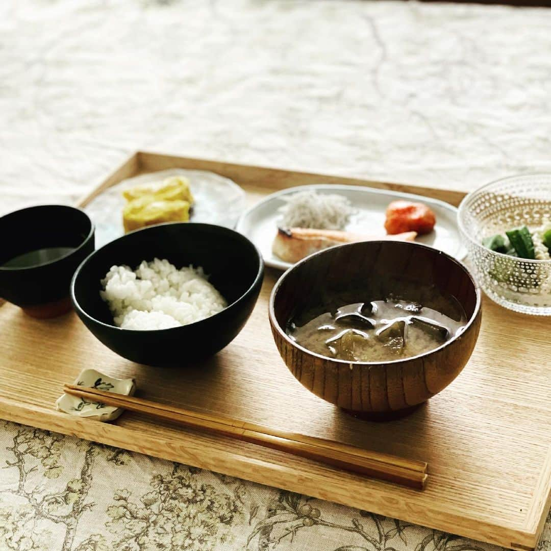 大草直子さんのインスタグラム写真 - (大草直子Instagram)「おはよう！　たっぶり寝てたっぷり食べた週末が終わってしまった。が！　また新しい週がスタートします。今週もおいしくて楽しい♡１週間になりますように。 @amarc_official では肌の作り方を #昨日食べられなかった #オクラと湯葉のお浸し #待ちわびていたよ #今朝食べた #洋皿和皿を組み合わせて #玉子焼きをのせたガラス皿は @sghr_sugahara のもの #制作過程で出たガラス片を #集めて作ったサスティナブルな１枚」7月5日 8時14分 - naokookusa