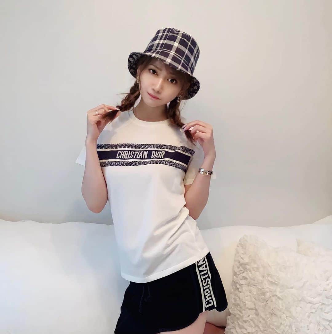 加賀美早紀のインスタグラム：「ALL @dior  ⁡ スカートに見えるけど ショートパンツです🩳 どーやら私はショーパンが好きらしい 少年って言われるけど笑 今日から１週間また頑張ろぉ🌸 取り敢えず早く梅雨明けして ⁡ #fashion #ootd #dior」