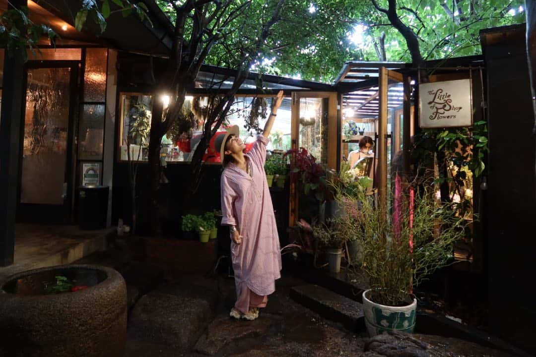早坂香須子さんのインスタグラム写真 - (早坂香須子Instagram)「restaurant eatrip  1年後にここでメンバーのみんなと打ち上げ出来たらいいね…  主宰するオンラインコミュニティ　LIFE IS A FLOWER のマネージャーと1年前に夢物語のように話したことが実現しました。  昨日のランチとディナーのゲストにはファッションエディター・占いエキスパートとしても活躍する青木良文さんをゲストにお迎えし、女性性のお話しや今年後半戦の開運アクションをたっぷりと伺いました。  eatripシェフの大西さんに粘膜から潤う食材をお伝えし、この日のためのオリジナルのコースを作って頂きました。ウェルカムドリンクも開運カラーのピンク✨ひとさらひとさら美味しくて、細胞からふるふる喜び溢れる時間✨  LIFE IS A FLOWER は１周年。女性性をテーマに12のメソッドを通して私が女神と呼ぶメンバーの皆さんと一緒に自身の内外と向き合ってきました。  デリケートな性の話しや、近い人には言えない気持ちもここでは話せる。そんな優しい場所にしたいという私の願い以上に、優しく美しい場所になったのは、ひとえに女神の皆様のおかげです。  オンラインコミュニティという初めてのことに、試行錯誤しながら夢中で走ってきましたが、メンバーさんたちの『こんなに変わったんです✨』『何度もメソッド復習してます✨』『この場にもっと居たいです✨』と報告してくれるキラキラ輝く瞳に、あぁやって良かった！ありがとうと言いたいのは私の方。  メソッド毎にゲストで対談して下さったプロフェッショナルな皆様にもこの場をお借りして感謝申し上げます。  LIFE IS A FLOWERは2ヶ月の準備期間を置き、9月から内容も新たにseason2をスタートします。  これまでのメソッドを膨らませつつ、更に参加型の楽しい場所になりそうです💕  青木良文さんの惜しみない優しさ、eatripのみなさまホスピタリティ、有り難うございました！  #早坂香須子主宰オンラインサロン  #lifeisaflower  #青木良文 さん #早坂香須子 #eatrip」7月5日 9時53分 - kazukovalentine