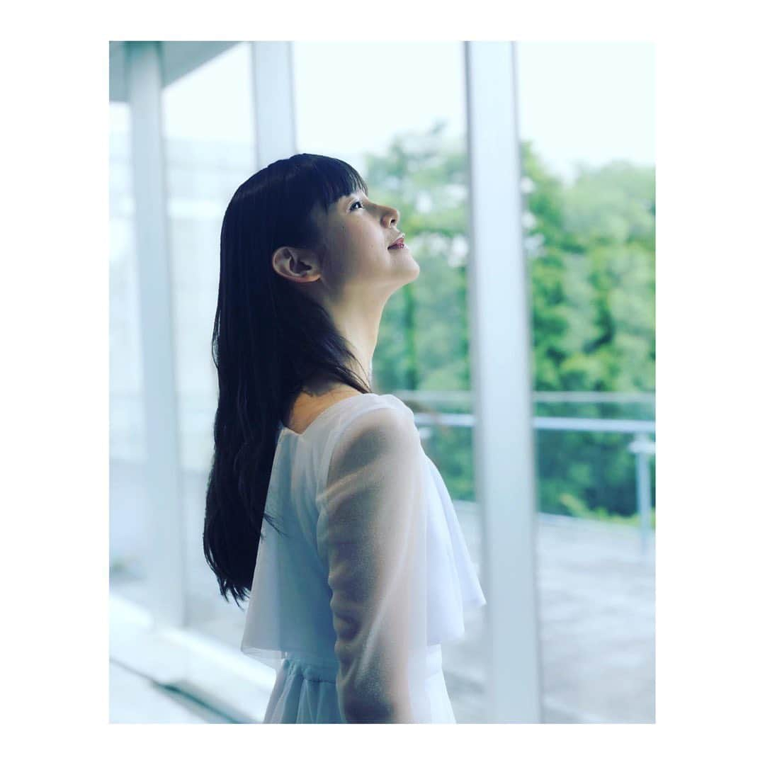 小西真奈美さんのインスタグラム写真 - (小西真奈美Instagram)「オフショット  #Attenir #アテニア #Dresssnow #ドレススノー #TV #CM #撮影 #小西真奈美」7月5日 10時09分 - manami.official