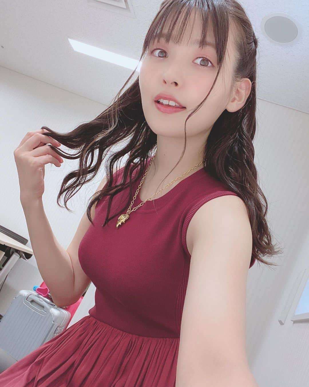 上坂すみれさんのインスタグラム写真 - (上坂すみれInstagram)「月曜日！ 今週もすこやかにお過ごしください( ˘ω˘ ) 袖なし服の季節ですなあ…  #上坂すみれ」7月5日 10時42分 - uesaka_sumire