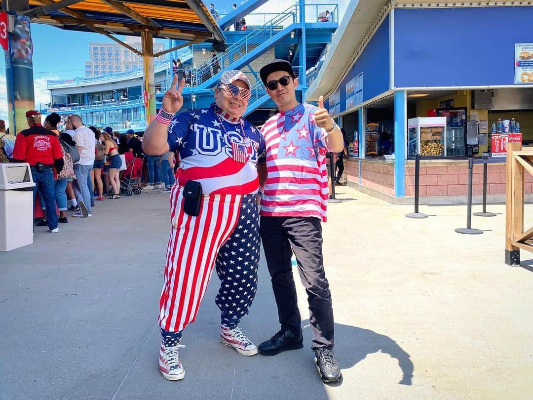 綾部祐二さんのインスタグラム写真 - (綾部祐二Instagram)「Happy 4th of July.   🌭Nathan’s Hot Dog Eating Contest 2021」7月5日 10時44分 - yujiayabe