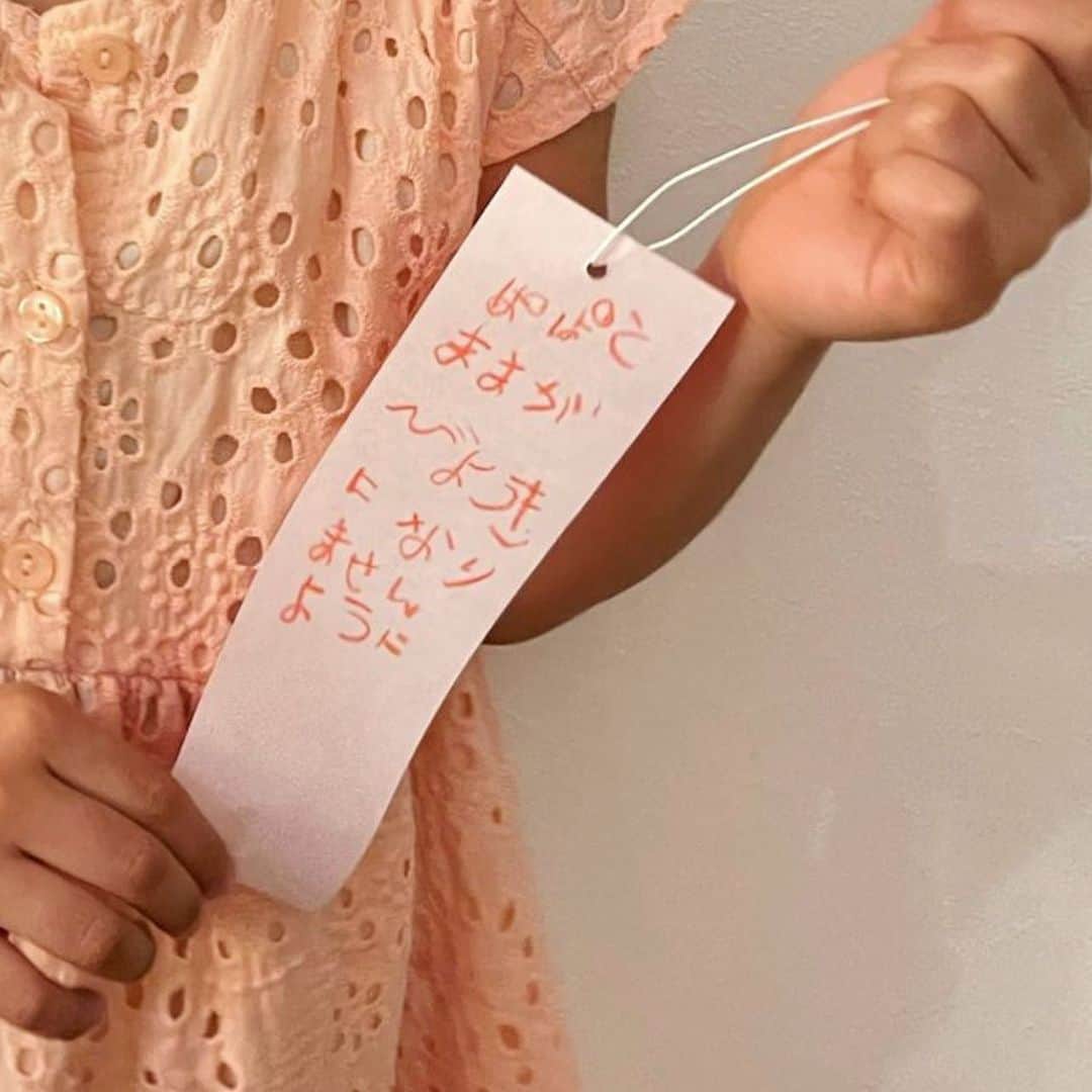 田村淳のインスタグラム：「七夕 長女リヴィ4歳の七夕の願い事に感動してしまった🥺パパとママの事をそんなに想ってくれてるのかい？いつもより強めにハグしましたwそうだよね…健康が1番だよね…夫婦揃って人間ドックに行く事を決めて早速予約しました！  #七夕 #健康 #健康診断 #4歳 #文字ひとつひとつが愛おしい」