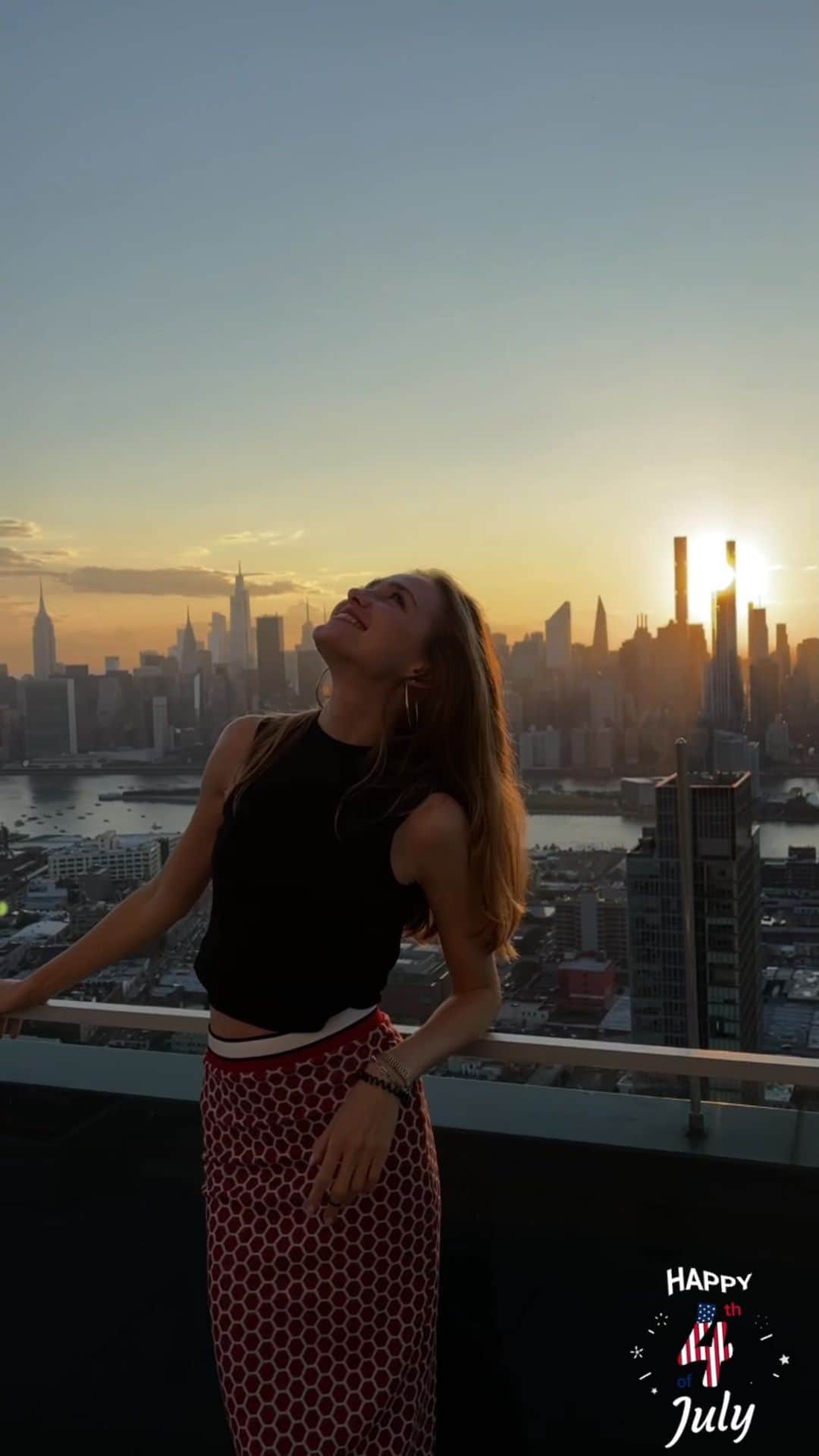 ヴラダ・ロスリャコヴァのインスタグラム：「Happy 4th of July! 🥳 Happy to call this country home! 🥰」