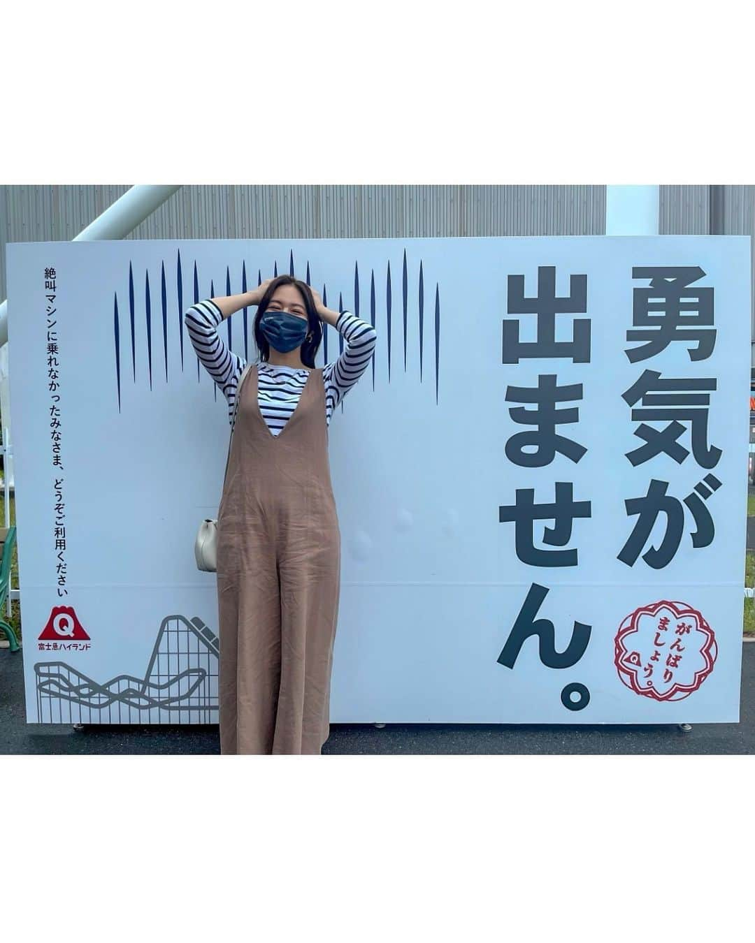 石井里奈さんのインスタグラム写真 - (石井里奈Instagram)「こんにちは💕 . 人生初の富士急ハイランド🗻❤ 何気に行ったことなくて、アラサー絶叫デビューしてきました🙋‍♀️✨ . まず入口がすごく可愛くてヨーロッパ風の素敵なお店がたくさん！たくさん洋服持ってきて写真撮りたくなっちゃう場所でした🥺❤️（次行く時3コーデぐらい持っていきたい笑） . @gaspardetlisa_official の世界が広がっていて可愛くて、いっしょにお買い物してる写真撮りました💕 . 乗った絶叫は高飛車→ドドンパ→FUJIYAMA❣️ おすすめとしてはどんな絶叫なのかそこまで把握しないで乗っちゃうこと笑！ 高飛車は急落下系、ドドンパは初速すごすぎる系、フジヤマはとにかく長くて凄いやつって情報だけで乗ったのでそこまで怖がらずに乗れました😘 マスク着用ですがたくさん叫べて笑えて、久々にこんなに声出したなー！ . かなりストレス発散になるのでおすすめです❤️✨ . tops... @saintjames  overall... @mystrada_official  shoes... @chloe  bag... @polene_paris  . 久々にオーバーオール！ 動きやすくて楽ちんでした🙆‍♀️ 次はええじゃないから乗りたいなー🥰❤️ 帰りに可愛いfujiちゃんのパンを買って帰りました🧡 . 今週も頑張っていきましょう！ . #富士急ハイランド #富士急 #fujikyu #富士山 #fujiyama #絶叫 #絶叫マシン #ジェットコースター #遊園地 #リサとガスパール #mtfuji #shopping #インスタ映えスポット #フォトスポット #フォトジェニック #mystrada #マイストラーダ #お化け屋敷 #山梨県 #山梨観光 #山梨 #yamanashi #fuji #絵本の世界 #絵本 #高飛車 #ドドンパ #フジヤマ #chloe #クロエ」7月5日 12時01分 - ri7tin1025