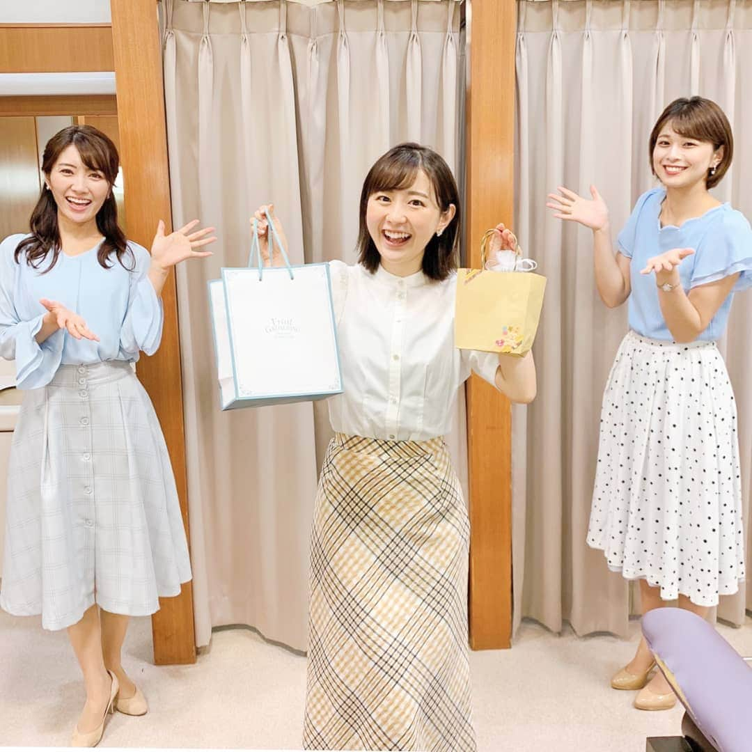 TBS「はやドキ！」のインスタグラム：「久保井さんと里咲ちゃんが、 誕生日をお祝いしてくれました😊  素敵なプレゼントをもらってにっこり✨ 2人のおかげで毎週明るい気持ちになっています☺️  お祝いの言葉もありがとうございました！ これからも頑張ります🌼  若林  #誕生日 #月曜日 #若林有子 #山本里咲 #アナウンサー #久保井朝美 #気象予報士 #はやドキ #tbs」