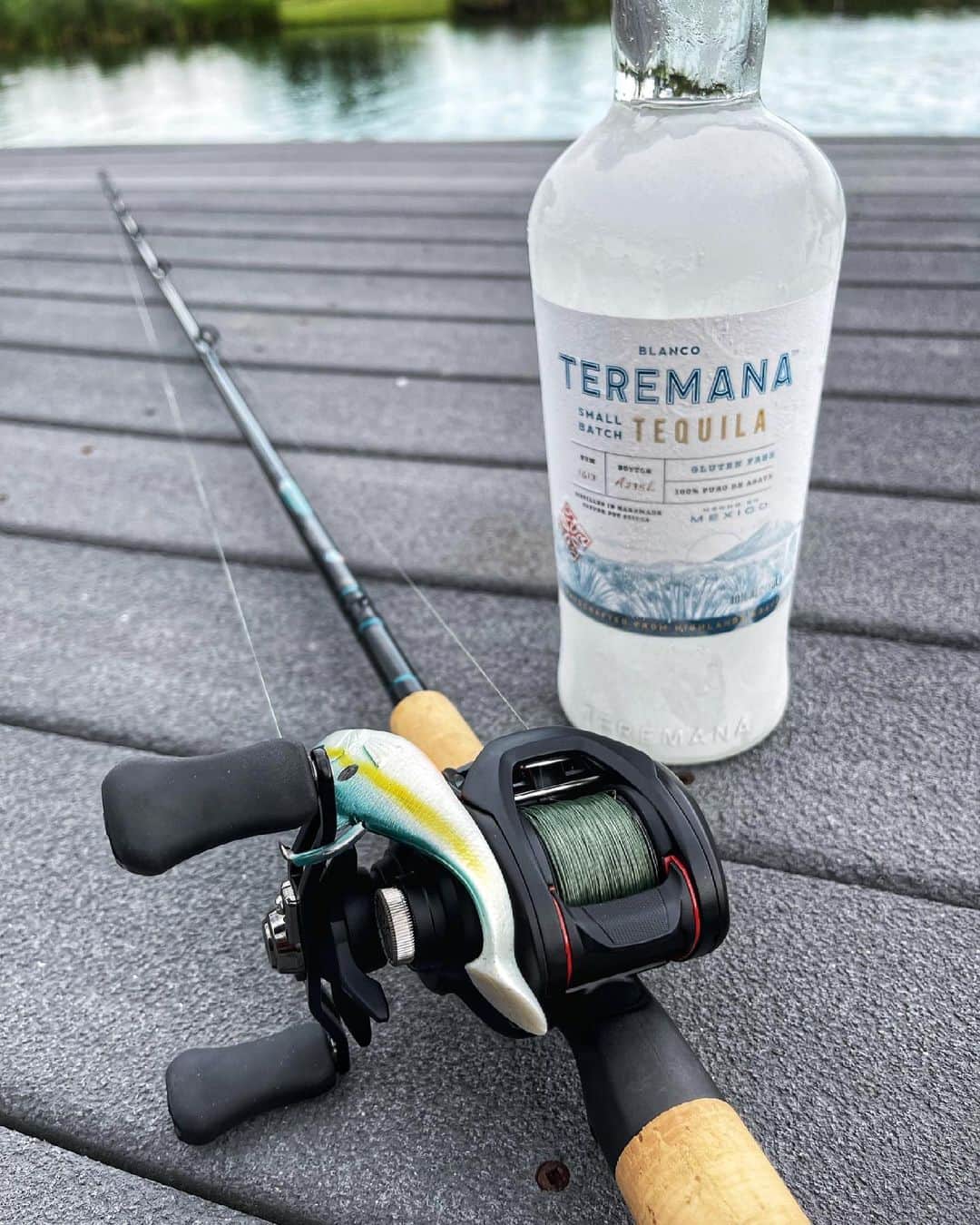 ドウェイン・ジョンソンのインスタグラム：「A good Independence Day.  Smooth bait caster & smooth Mana.  Happy Birthday, America.  Your proud son.  Born & Raised.  Hope you all had a great & grateful Independence Day with your families.  🇺🇸🥃🎣」