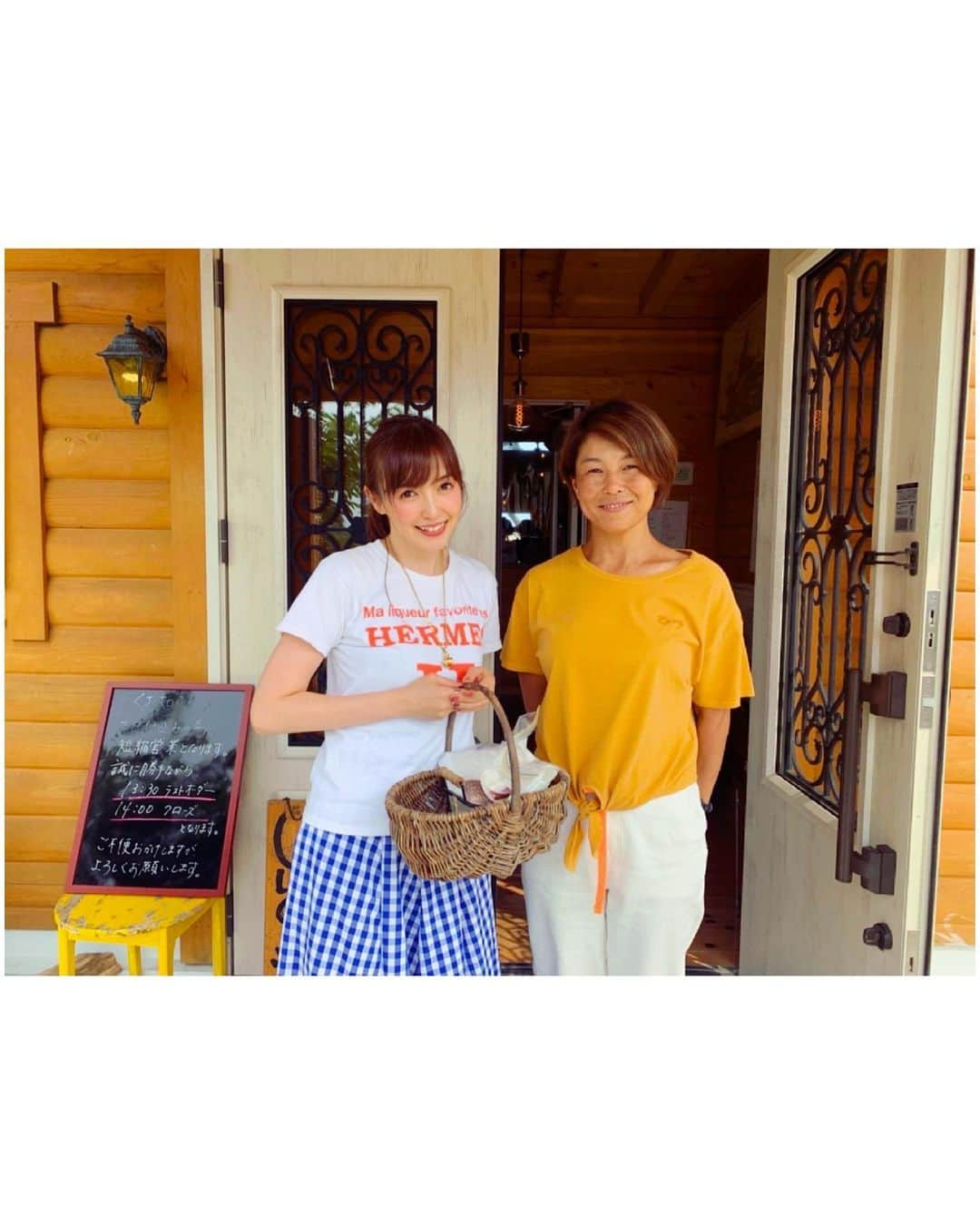 高橋万里恵さんのインスタグラム写真 - (高橋万里恵Instagram)「* 先週の🌿いのちの森🌿は、 染物作家のコノネンコまきこ真紀子さんと 蜜蝋ラップ作りを😋✨ . . 蜜蝋ラップ熱いです👍 . . 真紀子さんは宮城県の七ヶ浜という もうそれはハワイ🌴の様な空気が流れるビーチ のある町にお住まいです✨ . . 太陽のような真紀子さんに会いたくて、 プライベートでも会いにいくほど…😍 . . 今週は海のお話、生き物のお話、 沢山して頂いてます😋😋 . . #いのちの森 #tokyofm #コノマキ染布舎 #蜜蝋ラップ #七ヶ浜 #コノネンコ真紀子 さん #この前はパンケーキを一緒に😍 #ただのファンです😋」7月5日 13時45分 - marie__takahashi