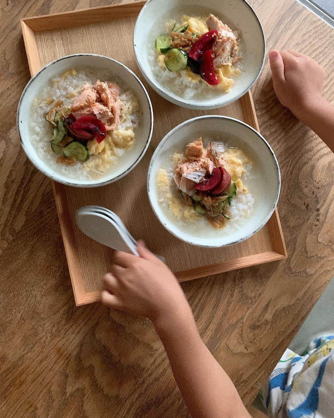 宇藤えみのインスタグラム：「朝ごはん。 映えるためにどう朝ごはん作っていますか？とよく質問されるのですが 『映え』より朝から欲するものを食べています。 そうすると自然に食卓が季節のいろに変わっていき私はそのいろがホッとする！ 炊いたごはんがあまっていたのと朝は肌寒いかったのでお粥な気分。 器 @matsubara.ryoma_tsunoda.jun  #暮らし#朝ごはん」