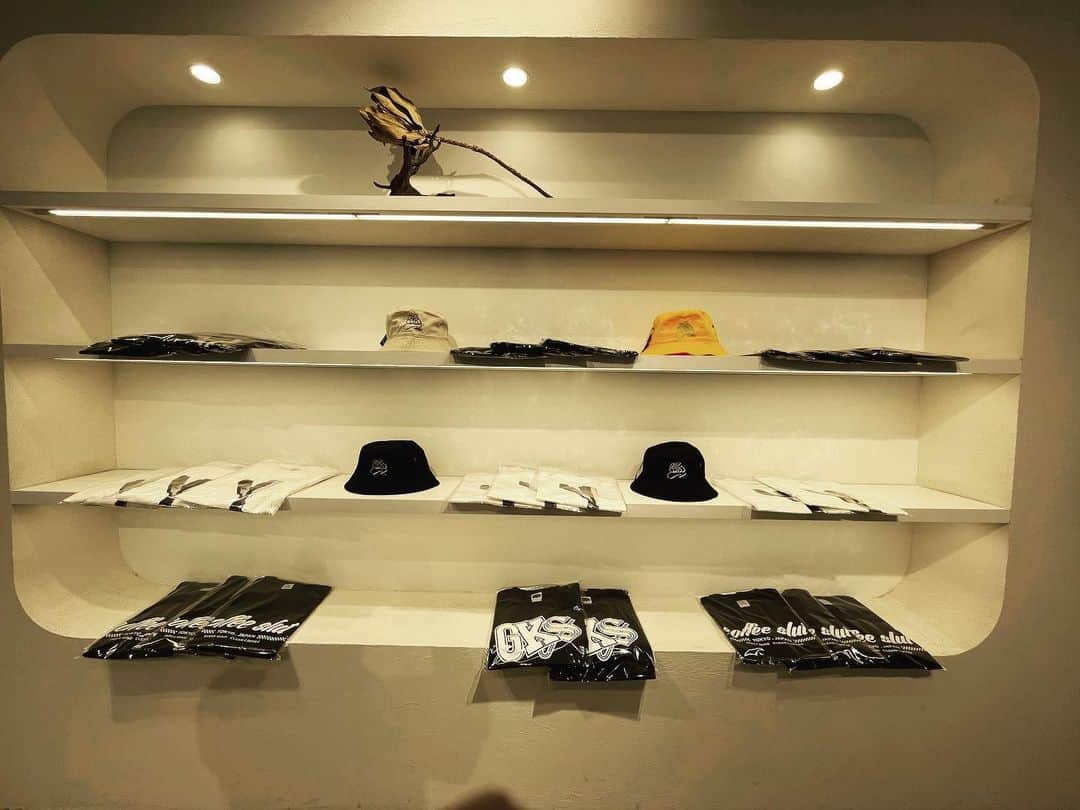 山本アーセンのインスタグラム：「店頭オンリーの商品追加決定‼️ GK‘s バケットハット誕生‼️ ブラック、ベージュ、イエロー三色あります！ サイズは　S /M、L /XLがあります！！ 5500円(税込) . 詳しくは @coffeesluttokyo_popups  @cbdfx.jp」