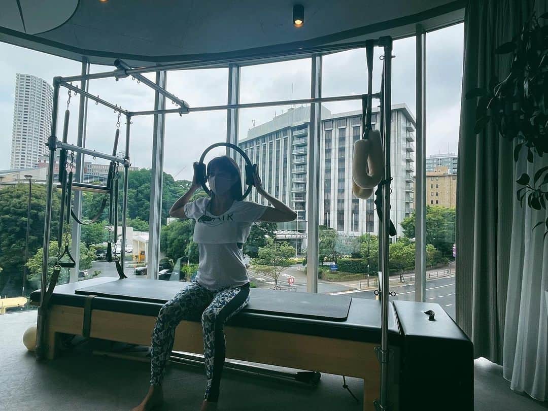 わちみなみのインスタグラム：「⁡ 久しぶりのピラティス 曇りは曇りで集中できる☺︎ ⁡ 足を怪我してしまったのでなかなか運動できなくて。。 上半身のみでお願いしました！ 早く運動できるようになりたい〜😭 ⁡ 少しやるだけでもかなり気分転換になるね🙏 ⁡  #ピラティス　#pilates #ピラティスレッスン」