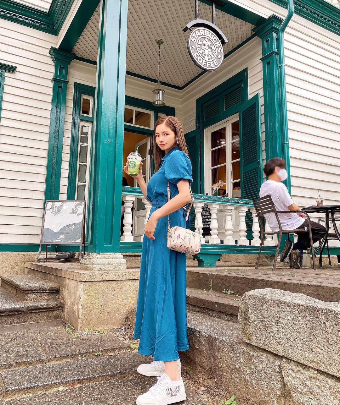 得あゆさんのインスタグラム写真 - (得あゆInstagram)「神戸のスタバ可愛過ぎる☕️💚🤦🏻‍♀️  そしてこの日も安定に私はブルーの服を着ていた。 この服も　@spicaglow 💙 1000円引きのクーポン→ fsg11 よかったら使ってね！  ・ ・ ・ ・ ・ ・ ・ ・ ・ ・ ・ #スタバ#スターバックス#コーヒー#カフェ#大阪カフェ#神戸カフェ#神戸ランチ#神戸グルメ#神戸観光#大阪グルメ#スターバックスコーヒー#インスタ映え#カメラ女子#ママコーデ#ママファッション#子育てママ#男の子ママ#産後ダイエット#産後#スニーカー#ワンピース#大人可愛い#大人カジュアル#大人コーデ#スニーカー女子#スニーカーコーデ#valentino#miumiu#sneaker#starbuckscoffee」7月5日 14時32分 - tokuayu819