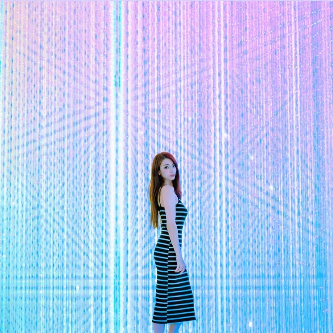 華沢友里奈さんのインスタグラム写真 - (華沢友里奈Instagram)「この間豊洲にある @teamlab.planets  に行ってきたよお\(//∇//)\✨ とっても綺麗で日頃の疲れとか 忘れられてめちゃくちゃ 癒された🥺❤️❤️❤️ こーゆーところ大好き✨ また行きたいな❤️  着てるワンピースは @bb_select_shop_  のワンピースだよお\(//∇//)\✨  素敵な写真撮ってくれた @memeichigo   ありがとおおおお❤️  チームラボのはこれ  #チームラボプラネッツ #チームラボ豊洲 #トリドリベース #fashion  #ワンピース　#followｍe」7月6日 0時35分 - hanazawayurina