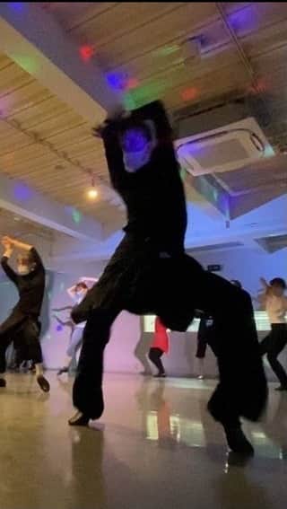 のインスタグラム：「久々久々久々……の このテェイスト😆💦 みんな久々のわりには踏ん張ったケド、まだ誇張して踊れるよね！  動画📹✨は…オールじゃなくてツマミなカンジですよ、ソーリー💨  想像は自由だ❗️ 後ろから◯◯られる カンジとかとかとか！？😆  たまには、こーゆー系も必要じゃな  そやそや、イケたんかなー、みんな。。。。。笑  後3回で“大真 Fever dance”仕上げるぞ💪😋✨ @bdctokyo  #bdctokyo  #jazz #dance #jazzdance」