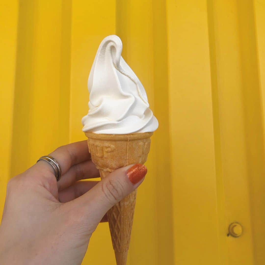 吉原奈緒花のインスタグラム：「アイスが美味しい季節。  マイブームはオレンジ。  #softserveicecream  #icecream #summer #photo #diary #ikea #イケア」