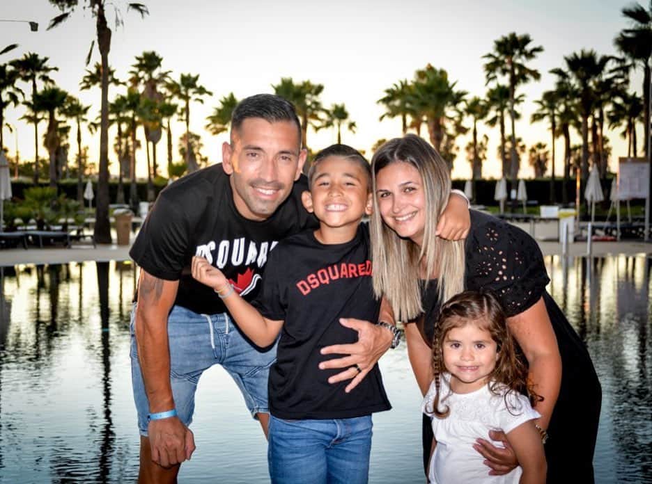 シャルレス・ジアス・ジ・オリベイラのインスタグラム：「10 días 🔝, agora é hora de ir pra casinha!!! #Minha família minha vida👨‍👩‍👧‍👦🇵🇹#Algarvelovers❤️」