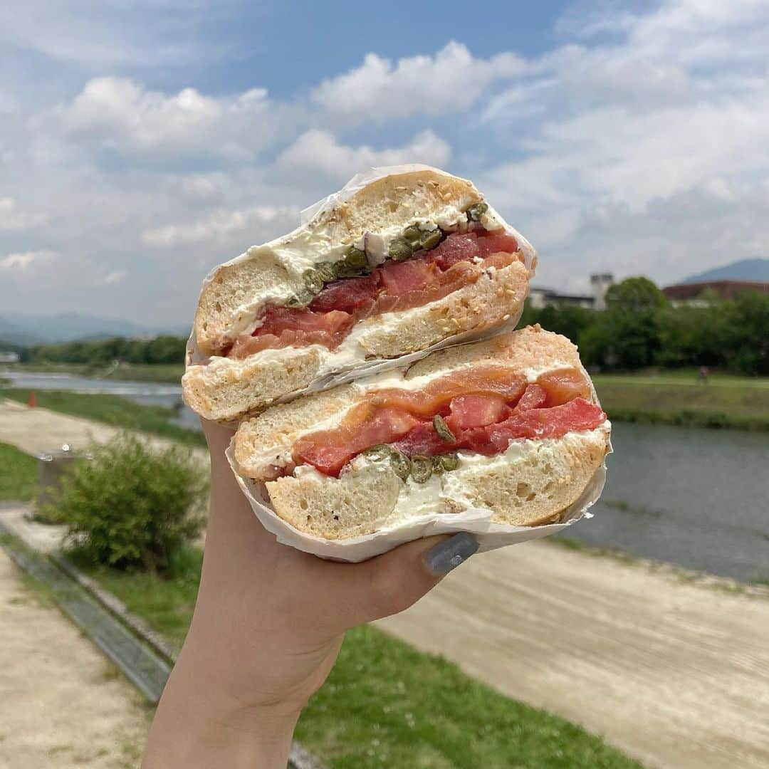 MERYさんのインスタグラム写真 - (MERYInstagram)「.⁣ ボリュームたっぷりなサンドイッチが食べたい！🥪⁣ .⁣ 京都の神宮丸太町にある『Land bakery』@land_bakery は⁣ ボリューミーなサンドイッチやベーグルサンドが人気のパン屋さん。⁣ .⁣ オーダーしてから作ってもらえるというサンドイッチの他に、⁣ 大きめサイズのスコーンやドーナツなども人気の様子🍩⁣ .⁣ テイクアウトをして、近くの鴨川沿いでピクニックをしながら味わいたいですね🧺⁣ .⁣ ■information⁣⁣ 京都府京都市上京区荒神口通河原町東入ル亀屋町128⁣ .⁣⁣ ※記載している情報は異なる場合があります。事前にご確認ください。お店の感染予防対策にも必ず従い、安全に楽しむことを心がけましょう。⁣⁣ .⁣ photo by @saho0cafe⁣ #MERY5weeks をつけて投稿していただいた投稿です♡⁣⁣ .⁣⁣ Instagramで写真を投稿する際、投稿文に「MERY5weeks」をつけると、MERYのSNSや記事に掲載されるかも！⁣⁣ 👗コーデの投稿は「mery_ootd」⁣ 💄コスメの投稿は「mery_コスメレビュー」も忘れずに♡⁣ @mery.jp のハイライトにある「5weeks」のリンクから規約と注意事項をよく読んでから、投稿してくださいね。⁣⁣  .⁣⁣  MERYでは他にも「かわいい」に近づけるさまざまな情報を発信しています。⁣⁣ @mery.beauty コスメ・美容に特化した情報をお届け♡⁣ @_meryshop_ MERYセレクトの可愛いアイテムがたくさん⁣⁣⁣ こちらもぜひチェックしてみてください！⁣⁣ .⁣ #MERY #landbakery #kyotocafe #kyotojapan #먹스타그램 #카페스타그램 #카페 #냠냠 #빵집 #ランドベーカーリー #神宮丸太町 #京都 #京都パン屋 #京都パン屋さん #京都パン屋巡り #ピクニック #京都散策 #神宮丸太町グルメ #京都グルメ #京都朝ごはん #京都グルメ #鴨川 #カペ  #お洒落カフェ #おしゃれカフェ #カフェ活  #カフェ巡り #MERY女子」7月5日 18時00分 - mery.jp