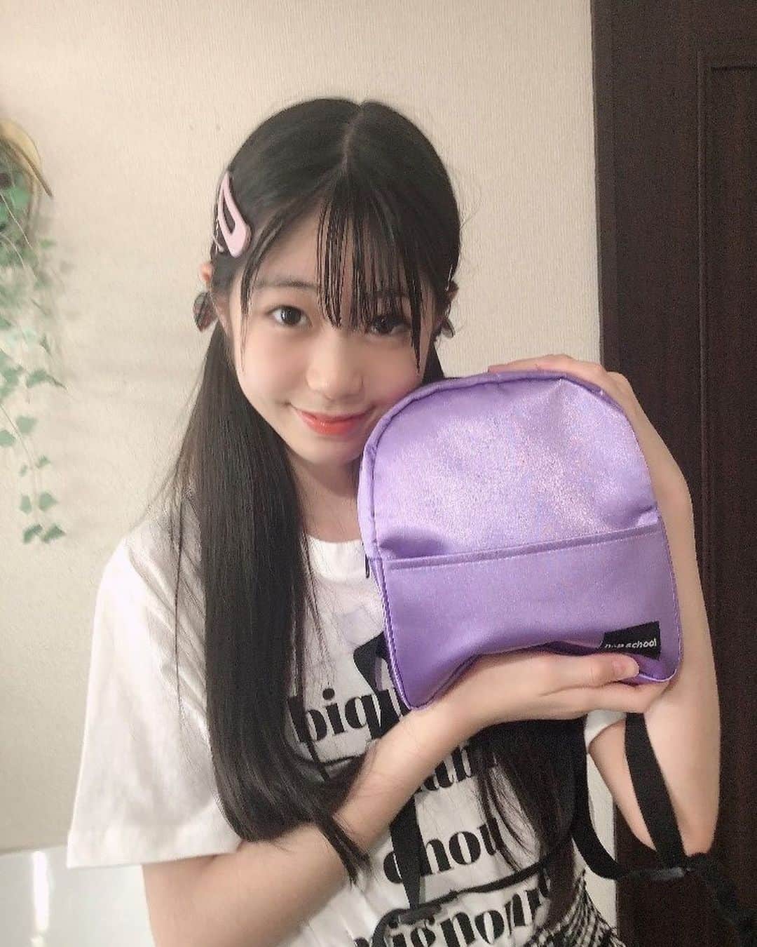 ニコ☆プチのインスタグラム：「ミアイのふろくの使い方💓 ガーリーコーデにもピープスにも❣️ パープルって使いやすいんだよね〜😊 . .  こんにちは🧸みあいだよ🎀☁️ ニコ☆プチ 8月号の付録は…💗 ニコ☆プチスクールオリジナルリュックだよ✨✨みんなゲットしたかな〜❓ このリュックは、すっごくたくさんの物が入るから便利なんだ〜🐰 お出かけに必須な身だしなみセットもしっかり入るよ✨✨ なのにスッキリ見えて持ちやすくてとてもお気に入り😍 みあいはこのリュックにガーリーなお洋服を合わせる事が多いかな❣️ もちろんガーリーの他にもポップ系やピープス系、カジュアル系のコーデにもピッタリだよ🍨万能アイテムだね！！ みんなはどんな場面でどんなコーデで使ってるのかな？？ . .  #ニコプチ #ニコプチふろく #プチモのふろくの使い方  #ニコプチふろくのある生活  #ニコプチスクール #ふろく #濱﨑心愛」