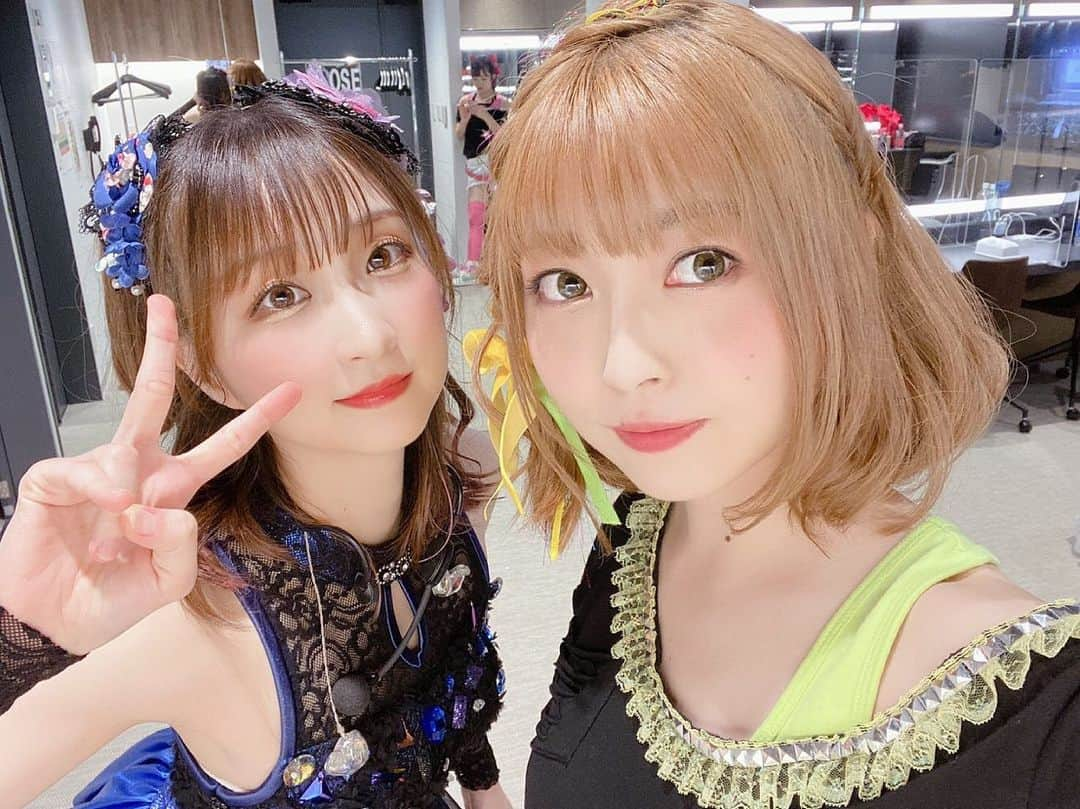 秋奈のインスタグラム：「1人ずつ増えていく4U  #ナナスタライブ #ナナシス #t7s #初めて楽屋一緒だったけど騒がしすぎ主に山下まみなるもの #4U大好き好き好き #まだまだ写真あるのでお待ちを〜♪」