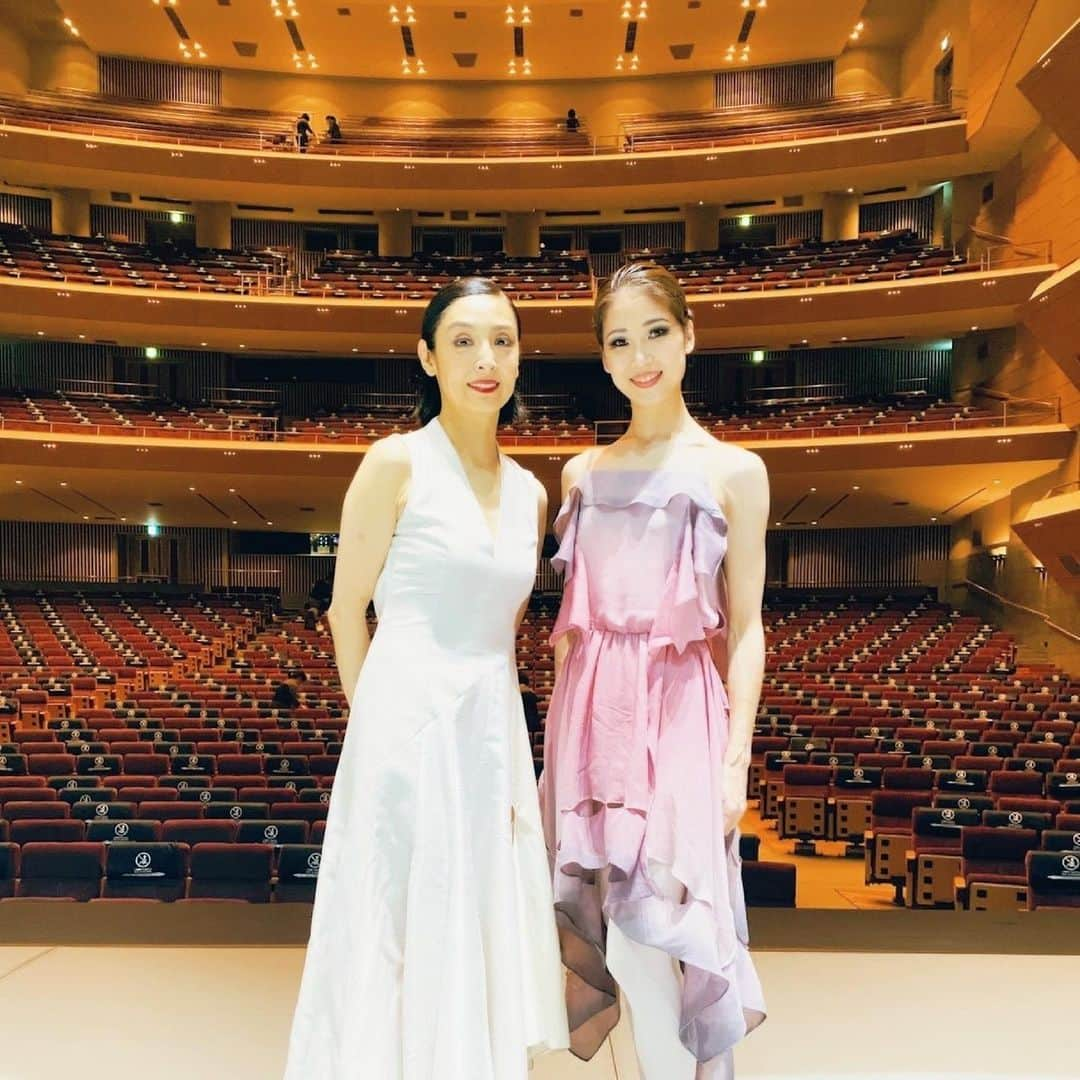 草刈民代さんのインスタグラム写真 - (草刈民代Instagram)「中村祥子さん。 熱心に取り組んでくれてありがとう！ repostさせていただきますね。  #Repost @shoko_officialpage with @make_repost ・・・ Infinity 富山公演 無事に終えることができました。  民代さんをはじめ、素晴らしい方々とご一緒させて頂け、本当に素敵な経験ができました。 出演者の皆さんが本当に凄くて‼️🤩 身体から溢れ出ているものの凄さに圧倒され私自身も観客の方々と同様、感動し魅入ってしまいました。機会があれば、 バレエ以外の動きも学びたい！そんな気持ちになりました。  民代さん には@tamiyo_kusakari_official  瀕死の白鳥と 田中裕子さんが @ytba2012 振り付けして下さった菊池研くんとの素敵なパドドゥのリハーサルを見て頂けて瀕死の白鳥に関しては、本当に最後の最後までお忙しい中、一緒になって私自身の瀕死になるようにと こだわり取り組んで下さりました。短い期間、こんなに濃いリハーサルをして頂けたことに 感謝しかありません。 特に瀕死の白鳥のような作品は簡単に踊ってしまえない作品であり、民代さんに「オデットは 人間であり、白鳥だけど瀕死の白鳥は動物だから！」と言われ始まったリハーサルは、登場から最後の瞬間まで全てのポジション、繋がりを丁寧に指導して頂け、深みあるアドバイスをたくさん頂きました。 こんな時間が私にとって、とても貴重であり新鮮で得るものがとても多くありました。 本当に有り難かったです。  そして、今回初めてパートナーとして踊らせて頂いた研くんは　@ken__kikuchi  本当に毎回、真剣に取り組み向き合ってくれて、いいものを作り上げたいと思う気持ちが溢れ出ていて毎回楽しく、面白くリハーサルすることができました。ありがとう☺️また是非、一緒に踊れることを楽しみにしてます✨  瀕死の白鳥の頭飾りは 民代さんの私物をお借りしました🦢とても素敵な白鳥の頭飾りとメッセージ✨✨  田中裕子さん振り付け パドドゥの衣装は丸山敬太さんが@keitamaruyama  デザインされた衣装なんですが、本当に美しく素敵な衣装で こんな衣装を着て踊ることができ、とても幸せでした✨✨  富山公演、本当にたくさんの お客様が観にいらして下さり 温かい拍手に、このコロナ禍で舞台を行えることの有り難さを 強く感じた舞台でもありました。  舞台に関わって下さった皆様 本当にありがとうございました。  #infinity」7月5日 18時30分 - tamiyo_kusakari_official