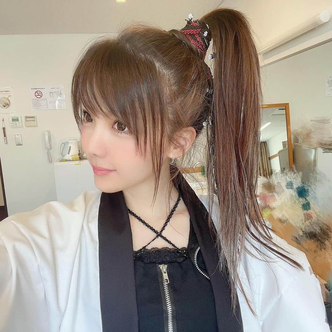 田中れいなさんのインスタグラム写真 - (田中れいなInstagram)「. 嬉しいお知らせです❤️" 愛ちゃんと一緒に撮影した新しい米唐番🌶のCMが 今日の月9ドラマ 「ナイトドクター」内より放映されます👏🏻( ᐛ )ﾔｯﾀｰ  今回の米唐番、太鼓🥁叩いたり ダンスもバリバリ激しいです𓀟𓀠𓀡 そしてテーマはお祭り🍧💕 だけん法被 着たとよー🙌🏻  ぜひ今日21時過ぎまで楽しみにしとってね♬♬♬ ・‥…━━━☞・‥…━━━☞ #エステー #米唐番 #🌶 #CM #photo #Instagram #instagramjapan」7月5日 18時42分 - tanakareina.lovendor