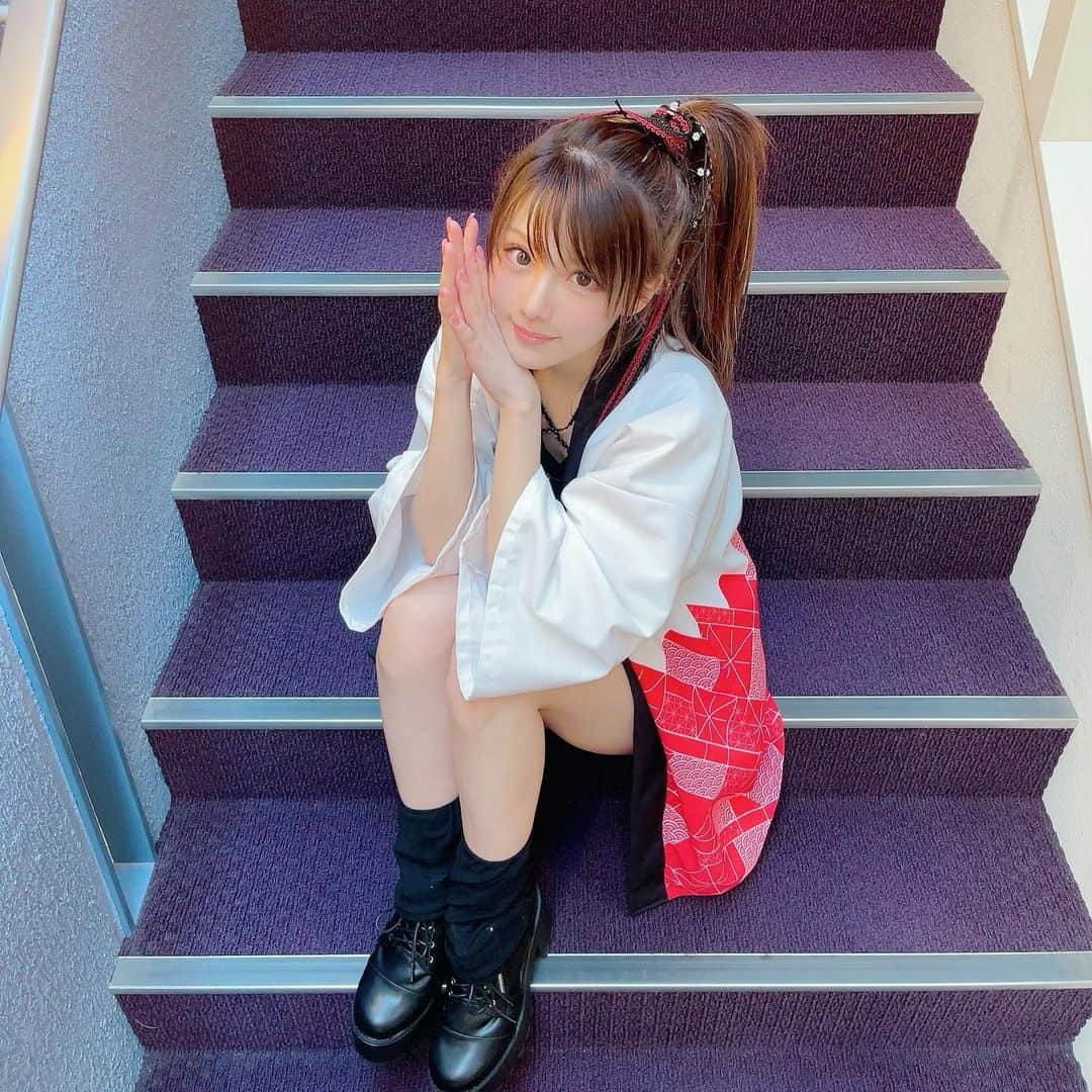 田中れいなさんのインスタグラム写真 - (田中れいなInstagram)「. 嬉しいお知らせです❤️" 愛ちゃんと一緒に撮影した新しい米唐番🌶のCMが 今日の月9ドラマ 「ナイトドクター」内より放映されます👏🏻( ᐛ )ﾔｯﾀｰ  今回の米唐番、太鼓🥁叩いたり ダンスもバリバリ激しいです𓀟𓀠𓀡 そしてテーマはお祭り🍧💕 だけん法被 着たとよー🙌🏻  ぜひ今日21時過ぎまで楽しみにしとってね♬♬♬ ・‥…━━━☞・‥…━━━☞ #エステー #米唐番 #🌶 #CM #photo #Instagram #instagramjapan」7月5日 18時42分 - tanakareina.lovendor