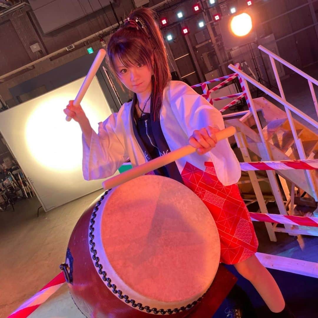 田中れいなさんのインスタグラム写真 - (田中れいなInstagram)「. 嬉しいお知らせです❤️" 愛ちゃんと一緒に撮影した新しい米唐番🌶のCMが 今日の月9ドラマ 「ナイトドクター」内より放映されます👏🏻( ᐛ )ﾔｯﾀｰ  今回の米唐番、太鼓🥁叩いたり ダンスもバリバリ激しいです𓀟𓀠𓀡 そしてテーマはお祭り🍧💕 だけん法被 着たとよー🙌🏻  ぜひ今日21時過ぎまで楽しみにしとってね♬♬♬ ・‥…━━━☞・‥…━━━☞ #エステー #米唐番 #🌶 #CM #photo #Instagram #instagramjapan」7月5日 18時42分 - tanakareina.lovendor