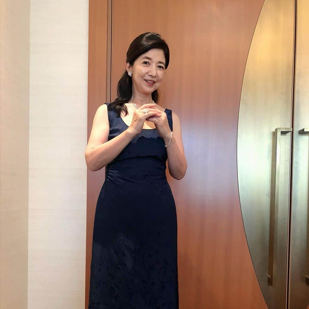 宮崎美子さんのインスタグラム写真 - (宮崎美子Instagram)「皆さん、こんにちは。  本日、私、受賞致しました！  『プラチナエイジスト』賞です。  60歳以上の今、輝く方に❣️ということでいただける賞です。  ありがとうございます。 皆さまのおかげです。  ということで、本日の衣装は、25年前に買ったもので当時、ジャストサイズに調整をしてしまいまして、それが、着れる年、着れない年…がありまして、今年は着れる年！ということで、着用しました^_^  そして、素敵なジュエリー💎は、南アフリカのダイヤモンドをあつかうSA BIRTHさんから、お借りました。  これは、南アフリカの中にある、レソト王国の親善大使をすることになって、ご紹介いただきました。  本当に美しいジュエリー💎です。 ありがとうございました😊  これからも輝ける💎ように、チャレンジしていきたいと思います。  応援よろしくお願い致します。  #プラチナエイジ」7月5日 18時48分 - miyazakiyoshiko.official