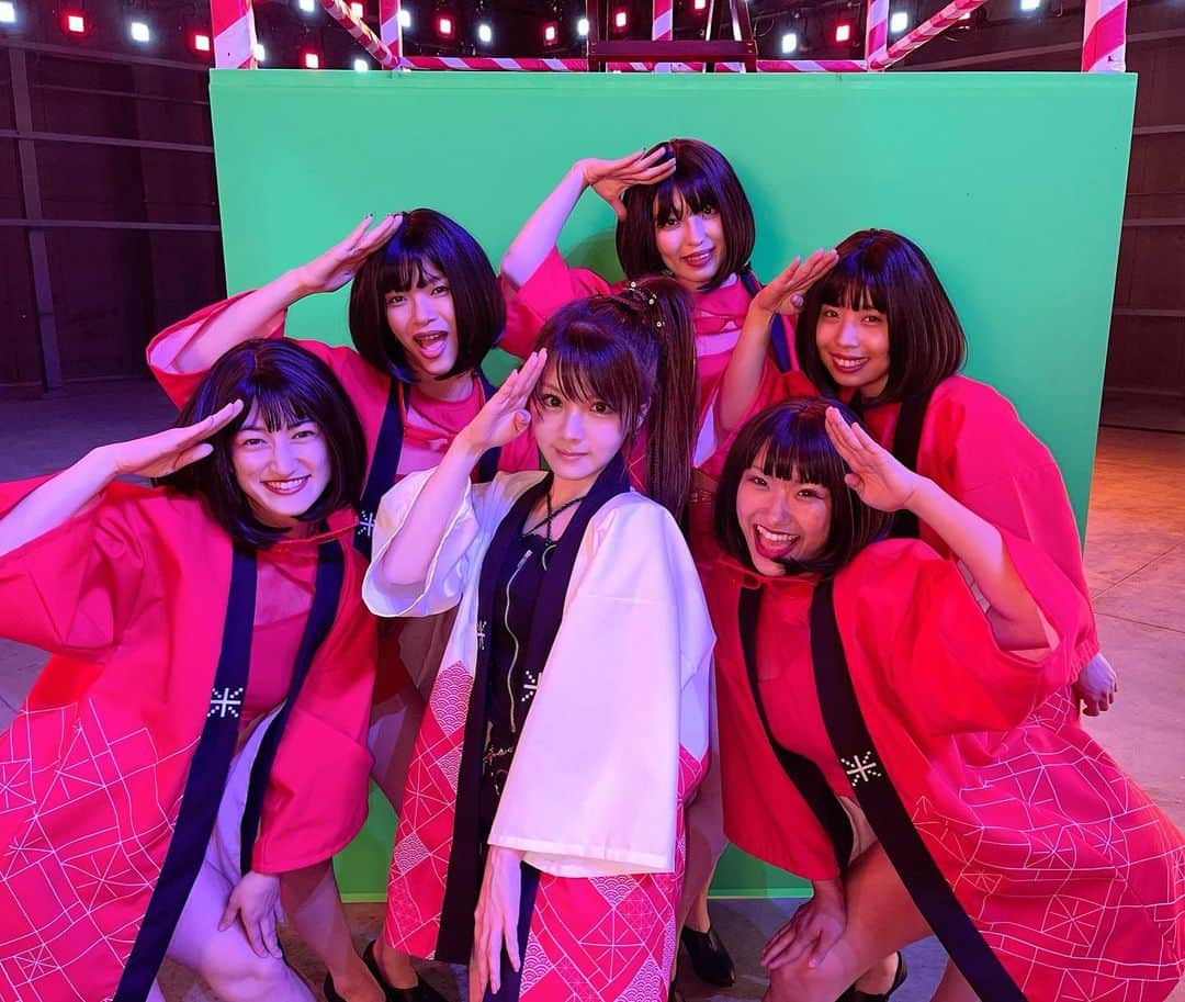 田中れいなさんのインスタグラム写真 - (田中れいなInstagram)「. 今回 米唐番🌶ガールズには 単独ライブ🎤れーな100%でいつもダンサーとして出演してくれる【れいなーず】が選ばれました💕💕💕  嬉しすぎ🥺 私の尊敬するみんな✨ こうやって一緒にCMに出られるなんて思ってもなかったけん嬉しい🥲🙌🏻  今回のれいなーずもバキバキに踊って超かっこいいよ！！ 首とか足が飛んでいきそうなぐらい激しいよ！！！笑 CM流れた時は れいなーずにも注目してね🌶💙  左(1枚目写真)から  れいなーずレギュラーのきえちゃん✿ 本番はまだ出た事ないけどリハでお手伝いに来てくれた ちゃんゆい✿ あみちゃん✿ くるみちゃん✿ そしてレギュラーのもかちゃん✿ ・‥…━━━☞・‥…━━━☞ #エステー #米唐番 #🌶 #れいなーず #CM #photo #Instagram #instagramjapan」7月5日 19時34分 - tanakareina.lovendor