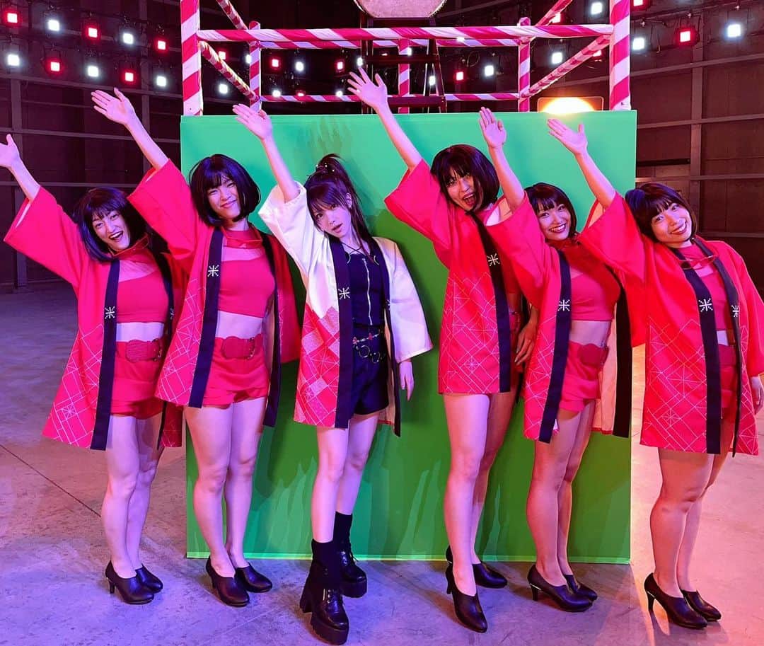 田中れいなさんのインスタグラム写真 - (田中れいなInstagram)「. 今回 米唐番🌶ガールズには 単独ライブ🎤れーな100%でいつもダンサーとして出演してくれる【れいなーず】が選ばれました💕💕💕  嬉しすぎ🥺 私の尊敬するみんな✨ こうやって一緒にCMに出られるなんて思ってもなかったけん嬉しい🥲🙌🏻  今回のれいなーずもバキバキに踊って超かっこいいよ！！ 首とか足が飛んでいきそうなぐらい激しいよ！！！笑 CM流れた時は れいなーずにも注目してね🌶💙  左(1枚目写真)から  れいなーずレギュラーのきえちゃん✿ 本番はまだ出た事ないけどリハでお手伝いに来てくれた ちゃんゆい✿ あみちゃん✿ くるみちゃん✿ そしてレギュラーのもかちゃん✿ ・‥…━━━☞・‥…━━━☞ #エステー #米唐番 #🌶 #れいなーず #CM #photo #Instagram #instagramjapan」7月5日 19時34分 - tanakareina.lovendor