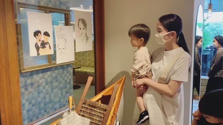 高見まなみのインスタグラム：「7月5日で、結婚10周年でした。 10周年をこんなにも素敵なかたちで迎えられるとは、夢にも思っていませんでした。これ以上のプレゼントはありません。  私とたいちゃんの服が乱れていて、さらにサロペットのボリュームでお腹が大きく見えるのだけど、（🤰×） ふたりが指差していてかわいいのでアップしちゃう。  #みんなと龍  @ryu_works_」