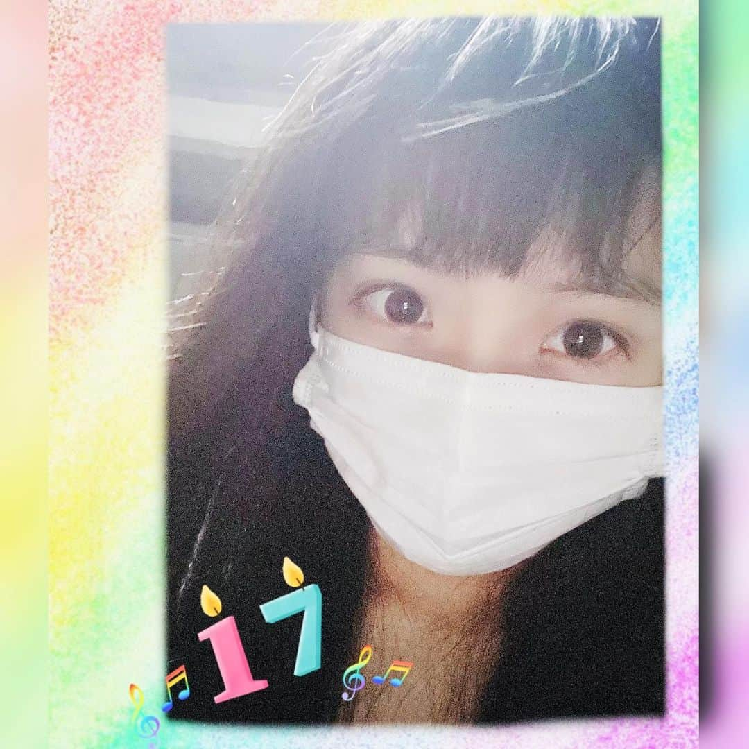 花田優里音のインスタグラム：「7/3に、17歳になりました🌈 セブンティーンって なんか特別な感じがしますね😉 今は思うようにいかない事がたくさんありますが しっかり芯を持って 自分を信じられるような努力を重ねて 進んでいける人になっていこうと思います。 誕生日は、あるドラマの現場で迎えました。 とっても幸せなことです。初めてでした。 誕生日とは思えない場所と風貌で 誕生日とは思えない役の撮影をしていました。 お芝居をするようになってから、 いつかあんな役したりして…とか こんな役ができるようになりたい！とか 色々想像(妄想？)していましたが、 今まで1度も頭に浮かんだことなかった役です。 きっとこれからも、 生きていくって、想像もしてなかったことが 起こる連続なんだろうなって それは、大きいこともちょっとした小さなことも 嬉しいことも悪いことも… 私自身も役の子もそうだな なんて、 たくさんの感情渦巻きながら過ごした 特別な忘れられない誕生日になりました🎂 そして昨日は、撮影後そのまま急いで ピアノのコンクールに向かいました。 色んな方の協力で奇跡的に間に合い 受けられました。 感謝でいっぱいです。感謝まみれです。 良い結果でホッとして、泣きそうになりました。 ホッとして疲れがどっと来て すぐにめっちゃ寝てしまいました。 今、定期テスト期間です。 今日のテストは昨日と真逆の意味で泣きそうになりました。 事務所のスタッフさん方がくださったケーキを食べたので 機嫌はめちゃくちゃ良いです😋 17歳も頑張ります！ よろしくお願いします☺️ . #17歳になったのに相変わらず  #長々とまとまらない文章の投稿です😅  #17歳 #誕生日 #バースデー #birthday  #撮影 #actor #actress #心を込めて  #現場でお祝いもしてくださって幸せでした  #ピアノ #piano #コンクール #ドレス #おかっぱのまま  #マルクスアウレリウスアントニヌス  #だけ覚えて挑んだ世界史  #色んな方の思いやりや助けがあって  #お芝居もピアノも私はできてるんだなと  #そのことを噛みしめた誕生日  #17歳もよろしくお願いします  #元気に過ごしてね」