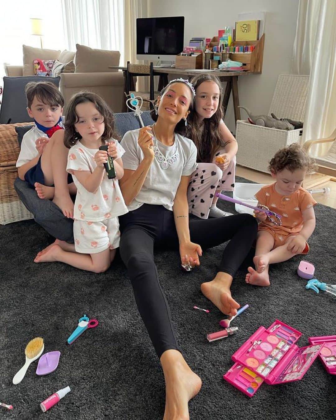 アンナ・オルティス（イニエスタの妻）のインスタグラム：「Tarde de make-up con los peques! 💅🏻😍  おチビちゃん達とメークアップ! 💅🏻😍」