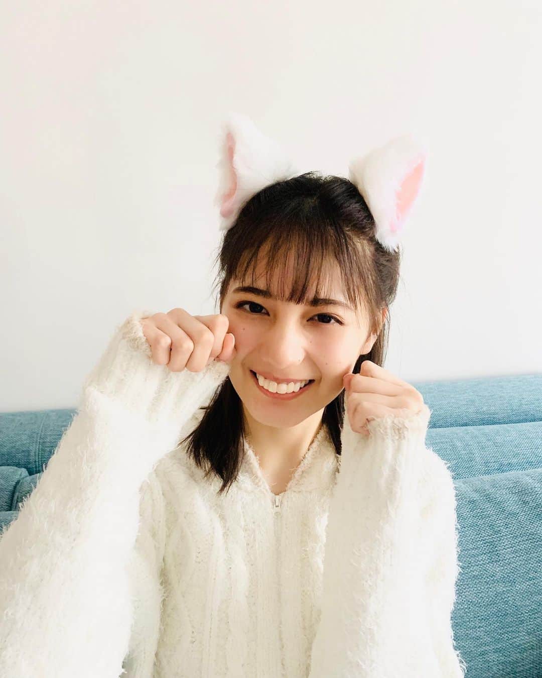 小坂菜緒のインスタグラム：「#小坂菜緒1st写真集君は誰？大好評発売中です！　みなさん連日の大反響ありがとうございます😢💗 ところで、書店にひそんでいる #猫坂さん のPOPにはもう出会えましたか？？ あざとかわいい猫坂さんをぜひ探してください！ #小坂菜緒 #日向坂46」