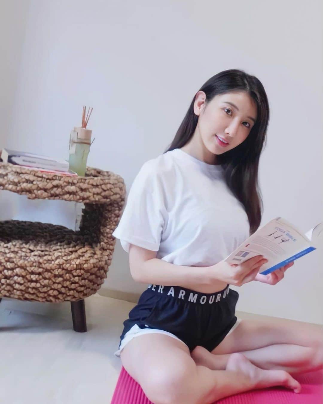 のインスタグラム：「at my new training room😙💛 我又回福岡老家了〜 我家人以前的住家 現在沒有人住 所以可以作為健身室使用💫 拍健身影片了:)  👖@underarmour   また実家の福岡に戻ってきまして.. 昔家族が住んでいたお家が今誰も住んでないので トレーニングルームとして使えそうだと思って ヨガマット持って行ったらいい感じ✌️ あと動画も撮れる✨ 撮影: 母」